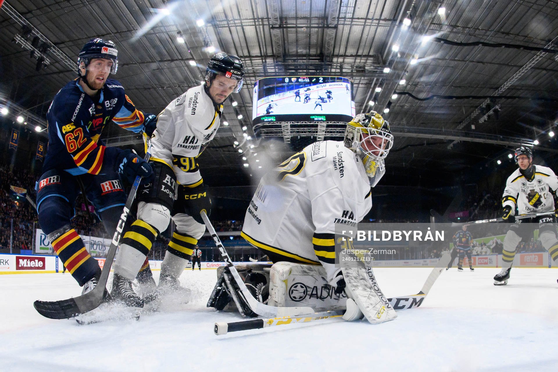 Djurgårdens Wiktor Nilsson mot AIKs Gerry Fitzgerald och