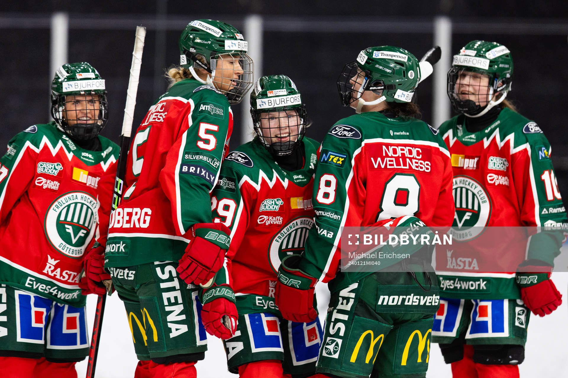 Frölundas Felizia Wikner-Zienkiewicz jublar med lagkamrater