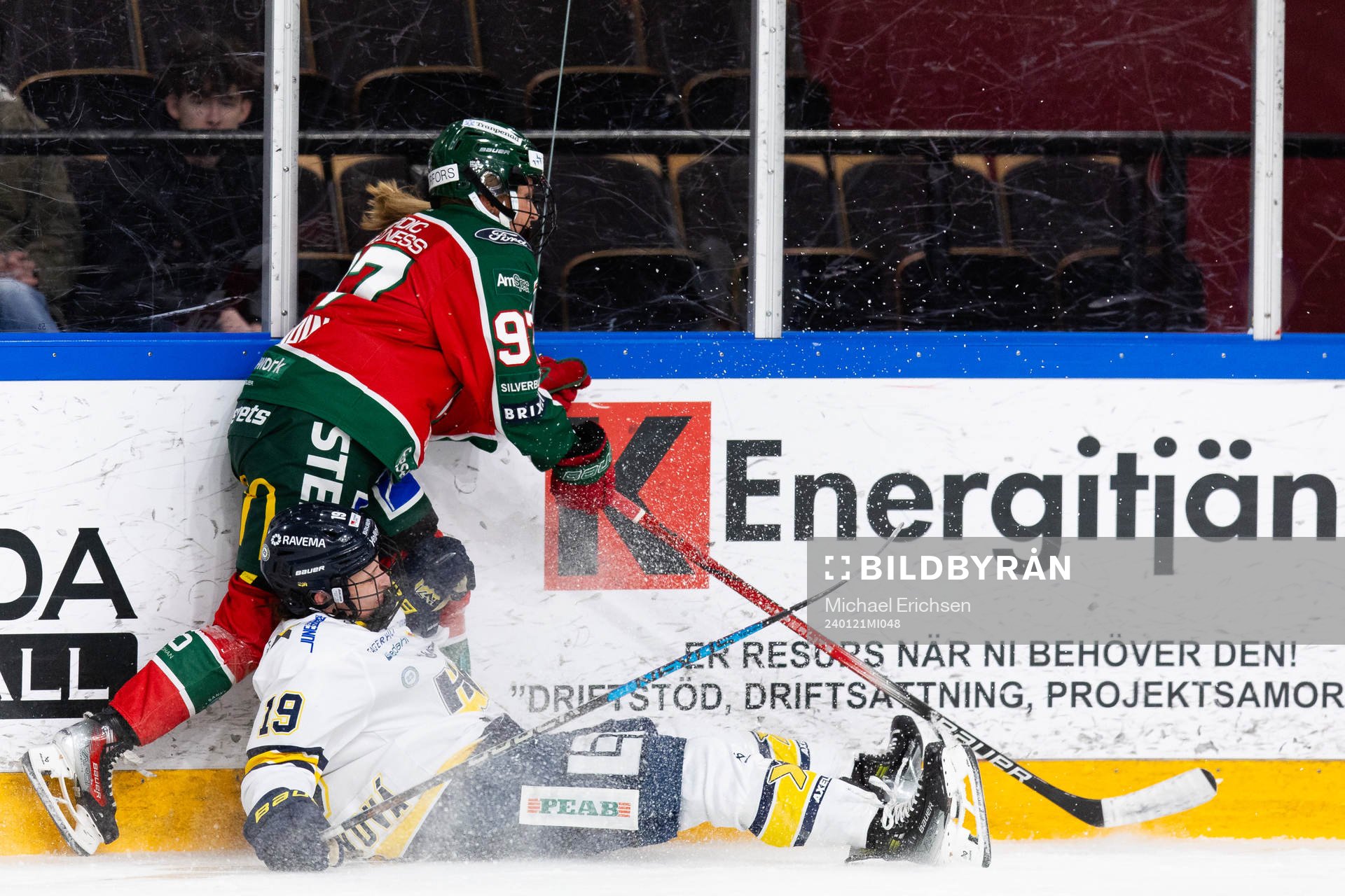 Frölundas Sofie Lundin och HV71s Klara Seroiszkova
