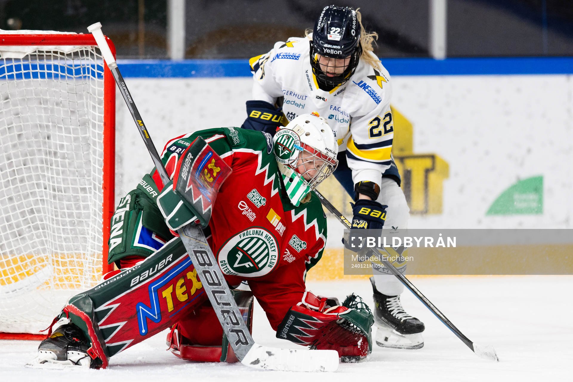 Frölundas målvakt Maja Helge och HV71s Suvi Käyhkö