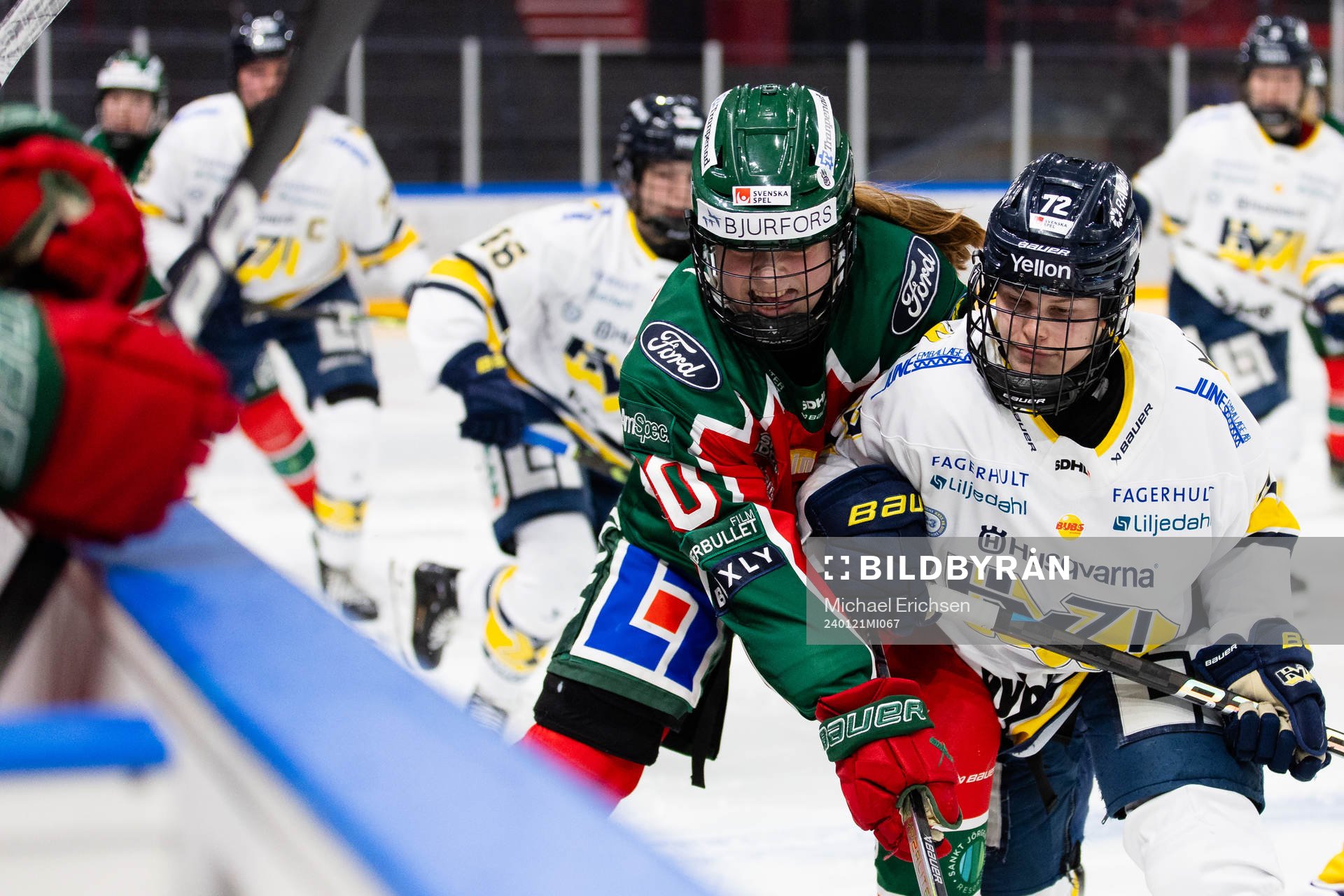 Frölundas Emilia Vesa och HV71s Kiira Yrjänen