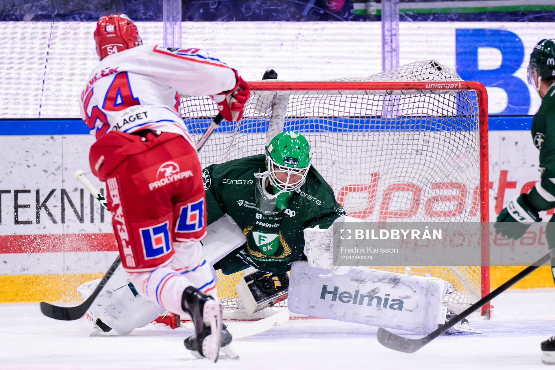 Timrås Jonathan Dahlén skjuter 0-3 bakom Färjestads