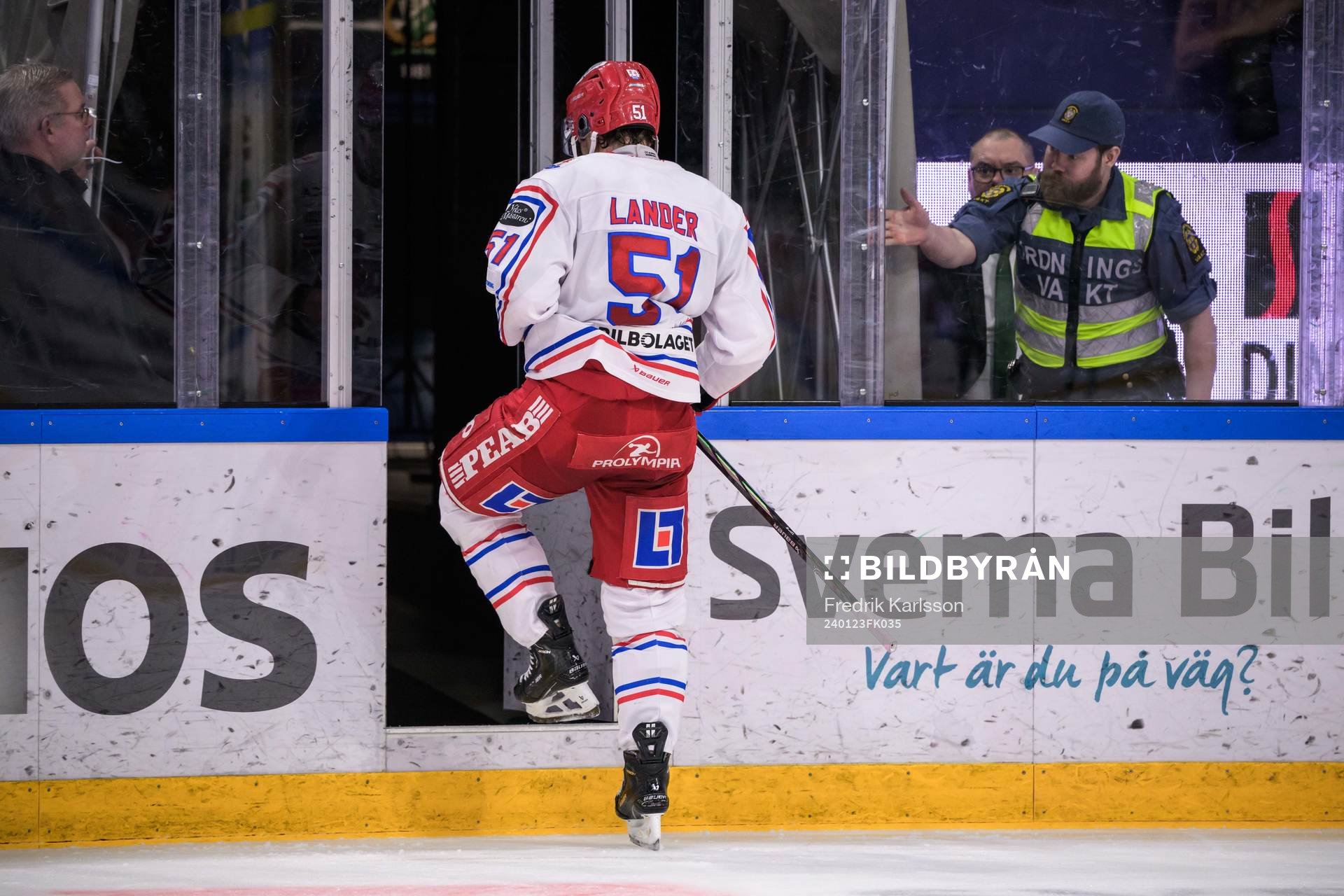 Timrås Anton Lander lämnar isen