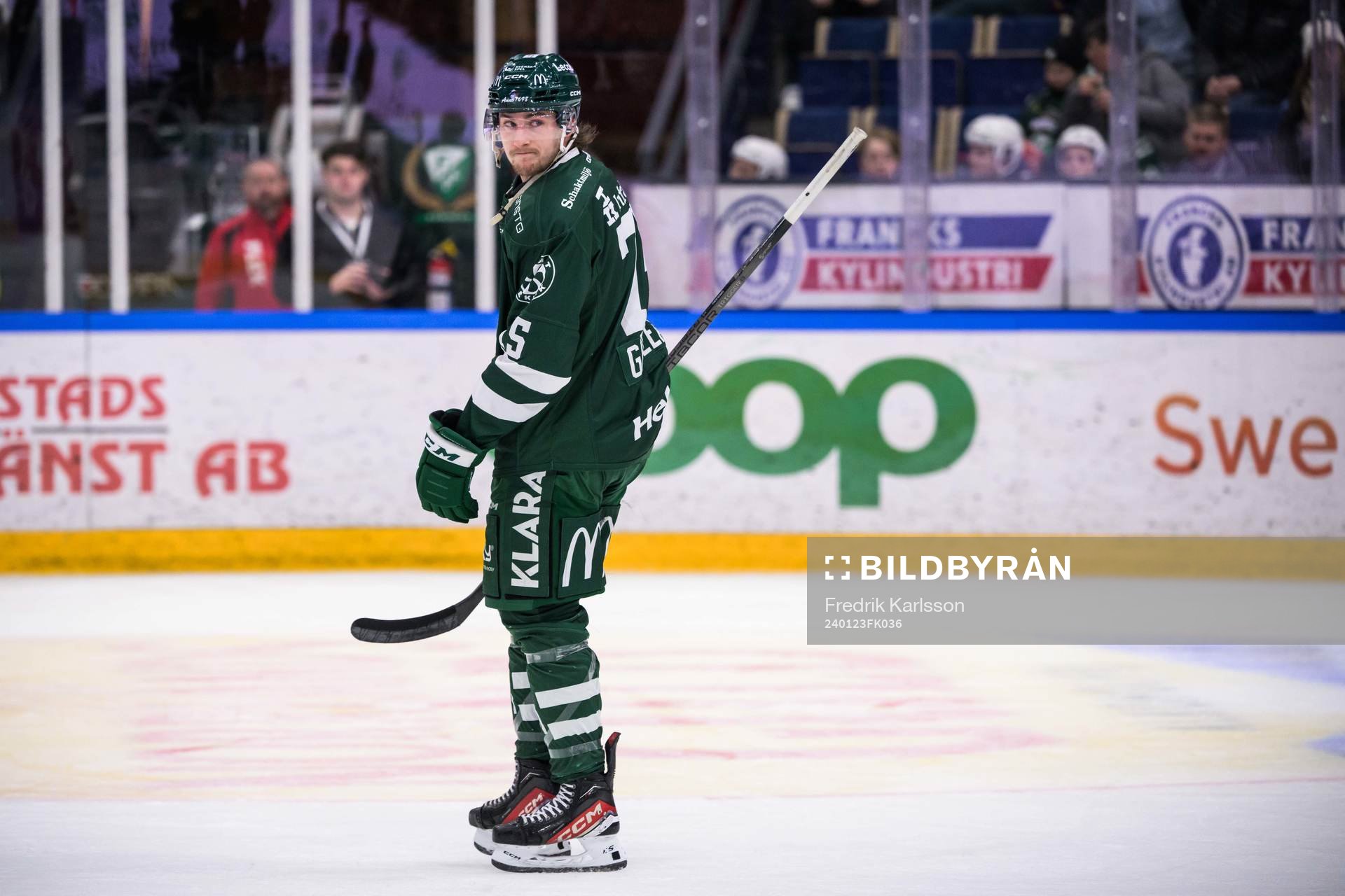 Färjestads Jeremy Salvas Groleau lämnar isen