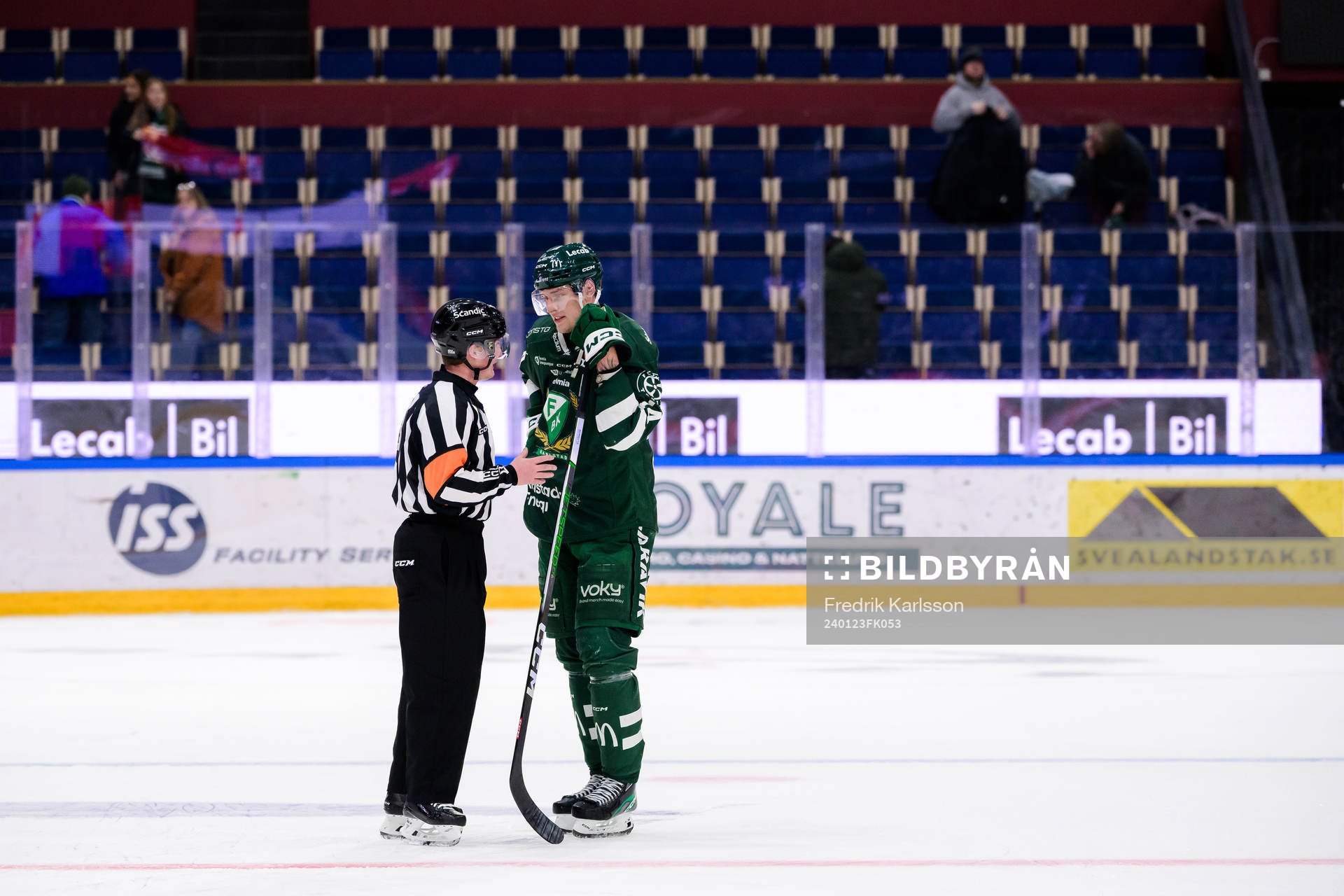 Färjestads Victor Ejdsell i samtal med Domare Alexander
