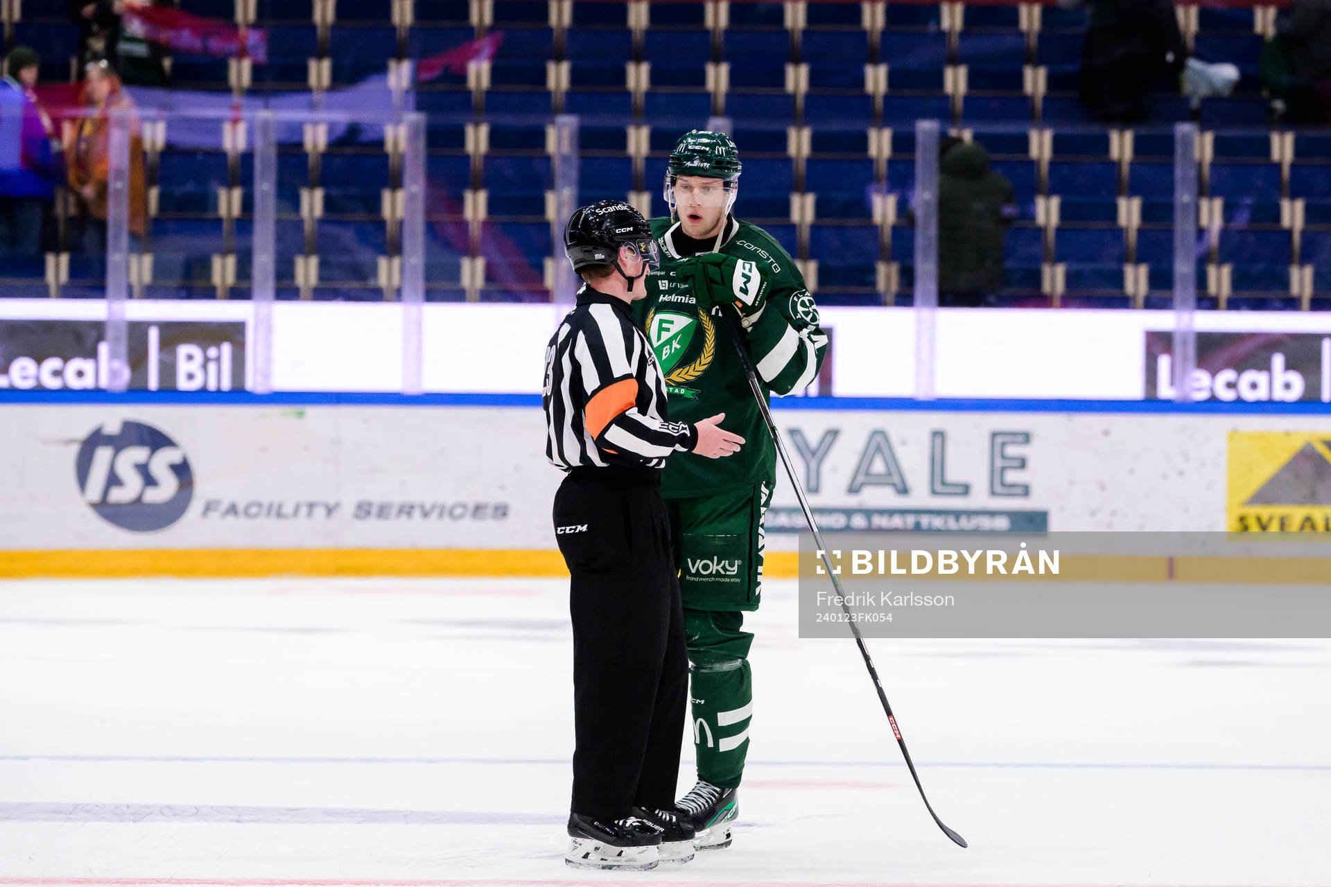 Färjestads Victor Ejdsell i samtal med Domare Alexander