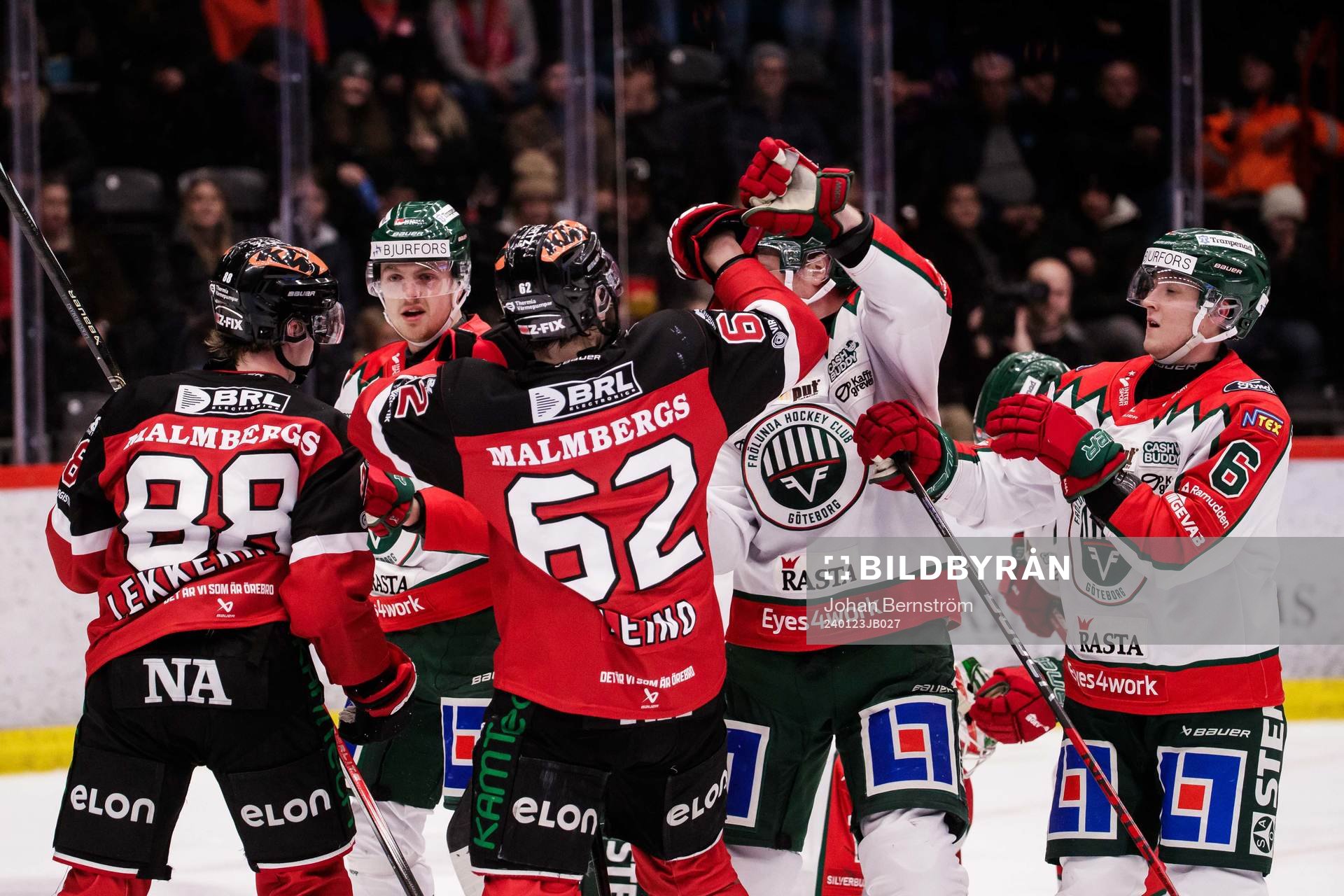 Frölundas Carl Klingberg och Örebros Robert Leino i gruff