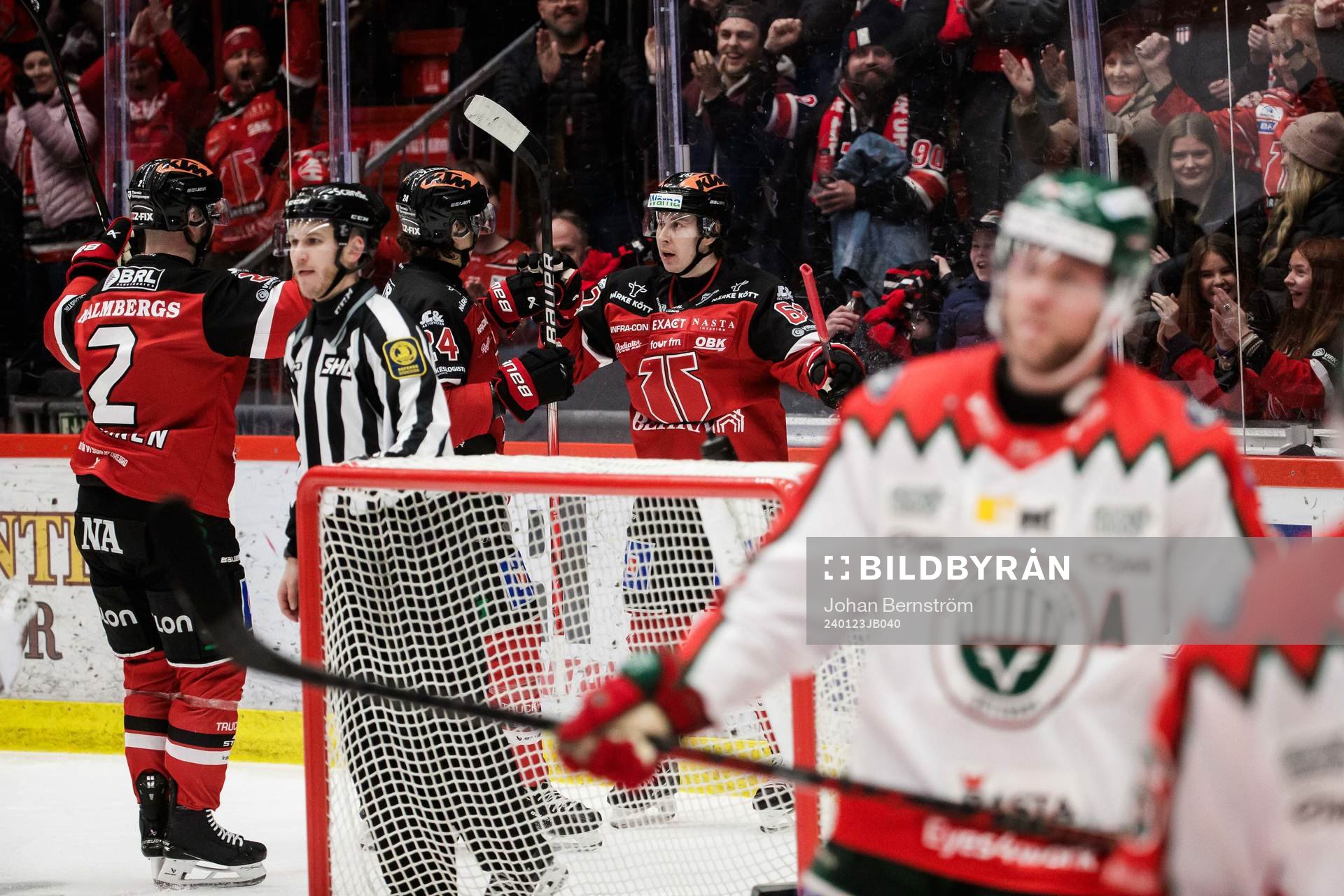 Örebros Robert Leino jublar