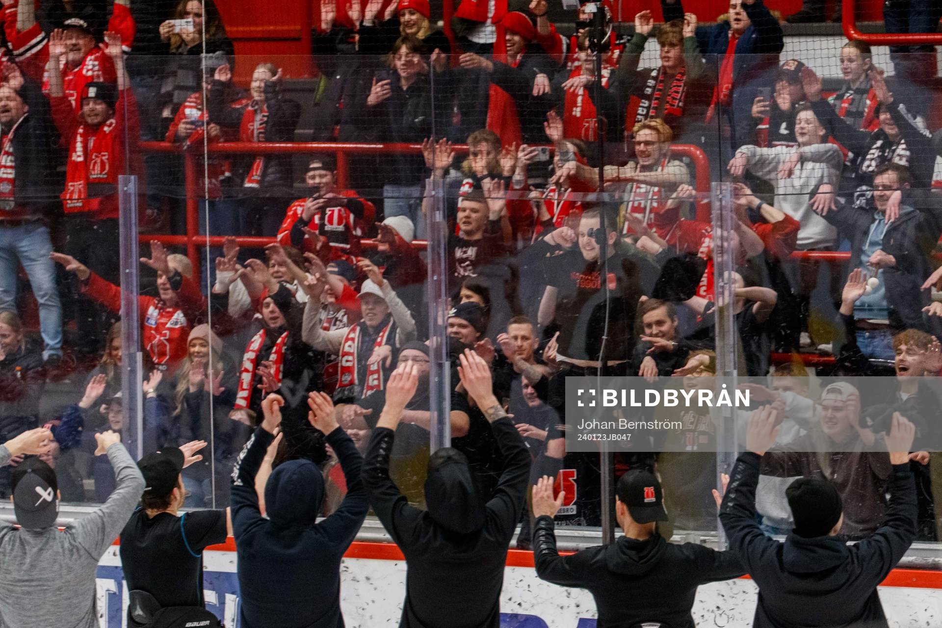Örebros spelare jublar mot supportrar