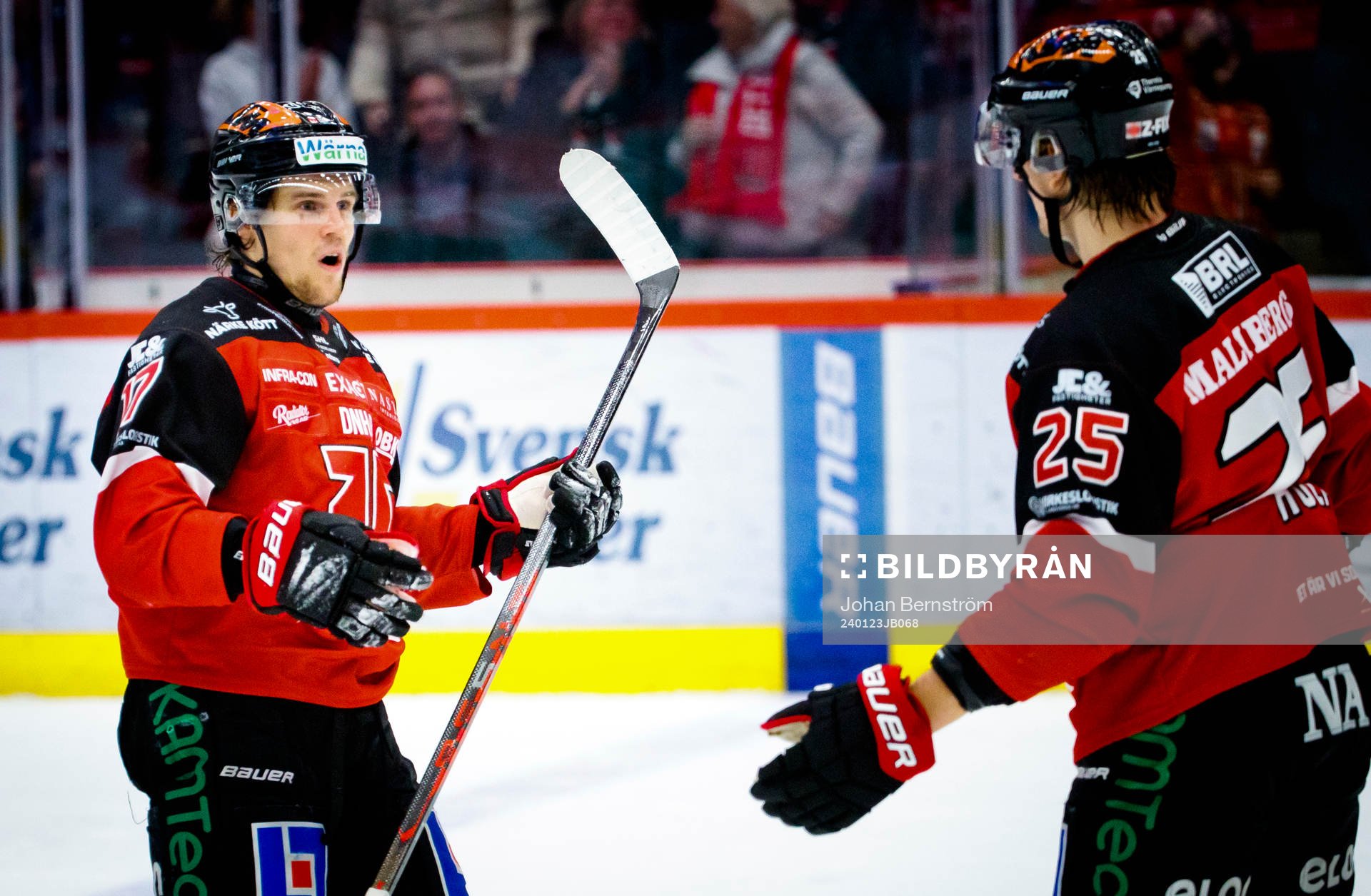 Örebros William Wikman jublar vid 2-1 med Philip Holm