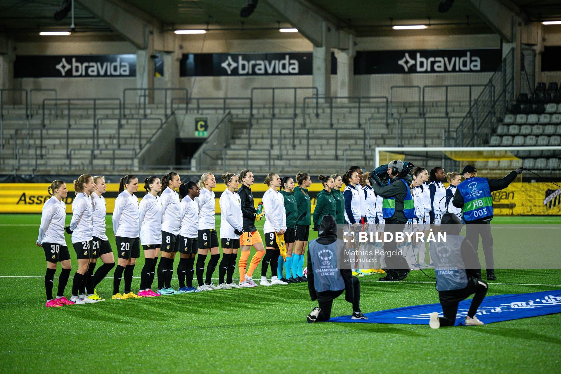 The players at line up