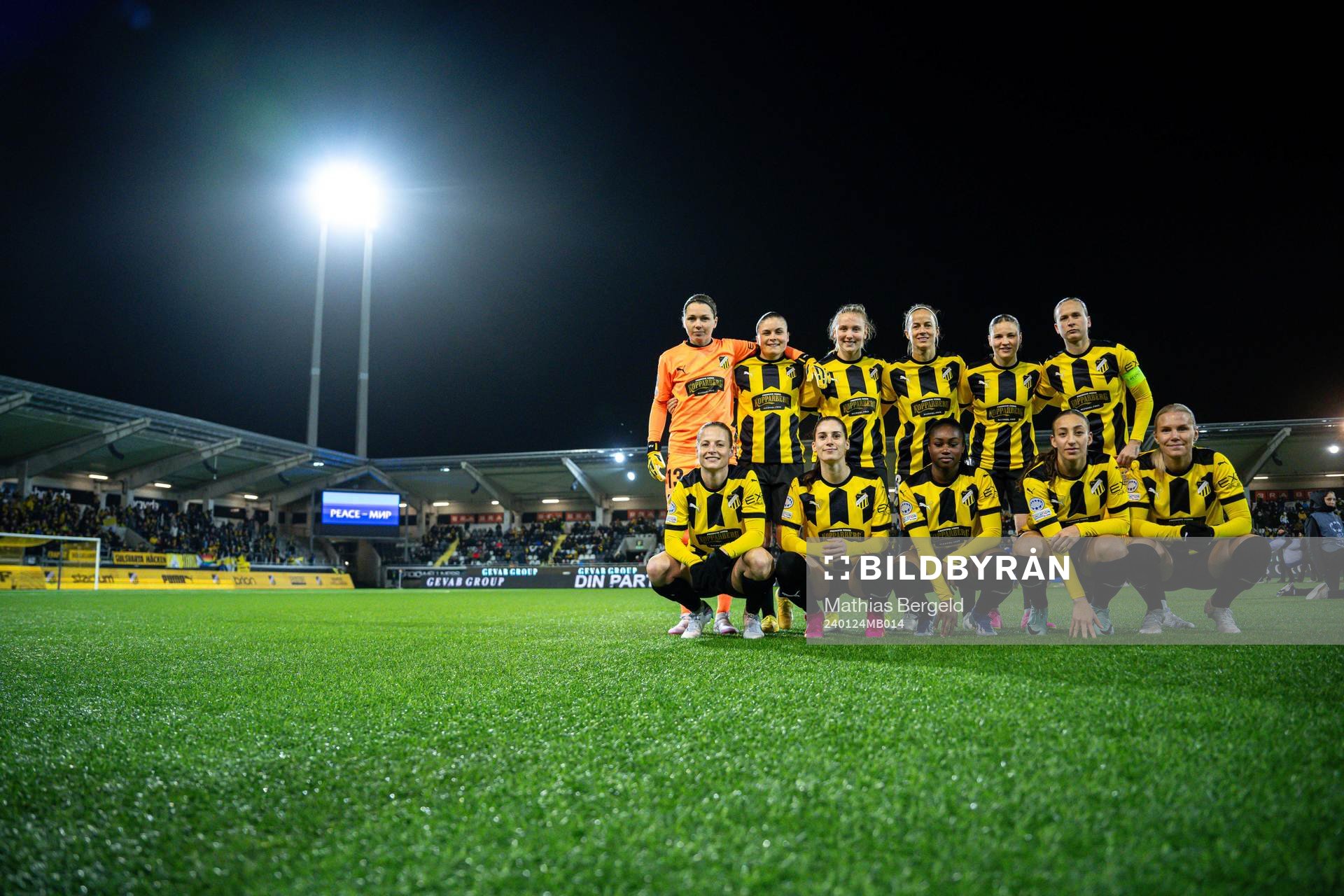 The starting eleven of Häcken pose for a photo ahea of the