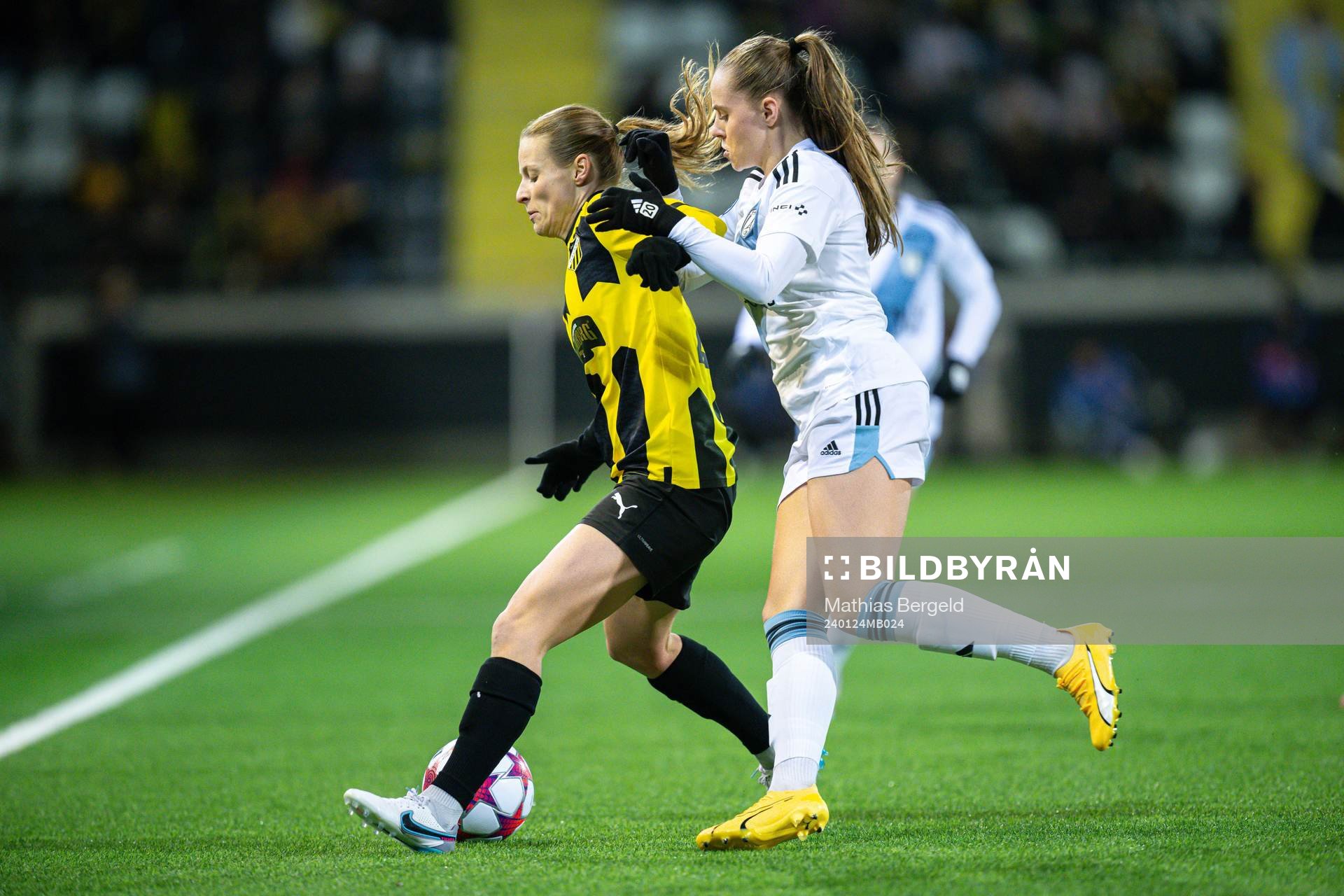 Anna Anvegård of Häcken and Lou Bogaert of Paris FC