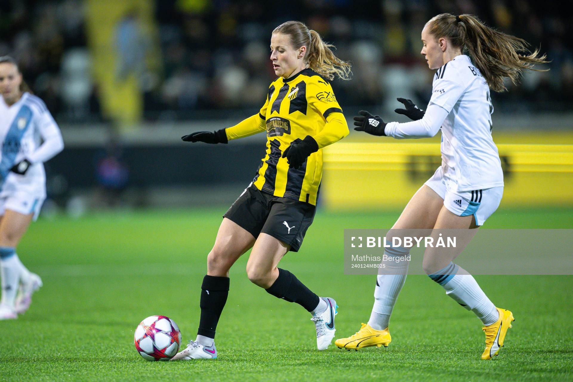 Anna Anvegård of Häcken and Lou Bogaert of Paris FC