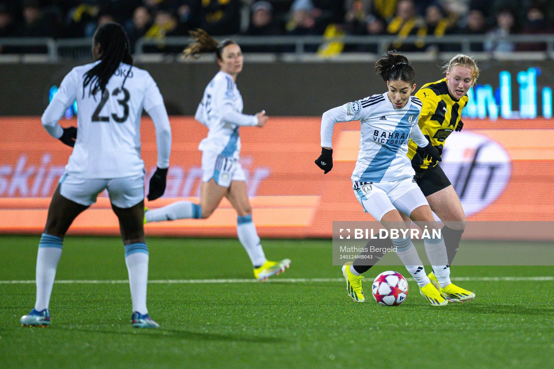Clara Mateo of Paris FC and Johanna Fossdalsá Sørensen of