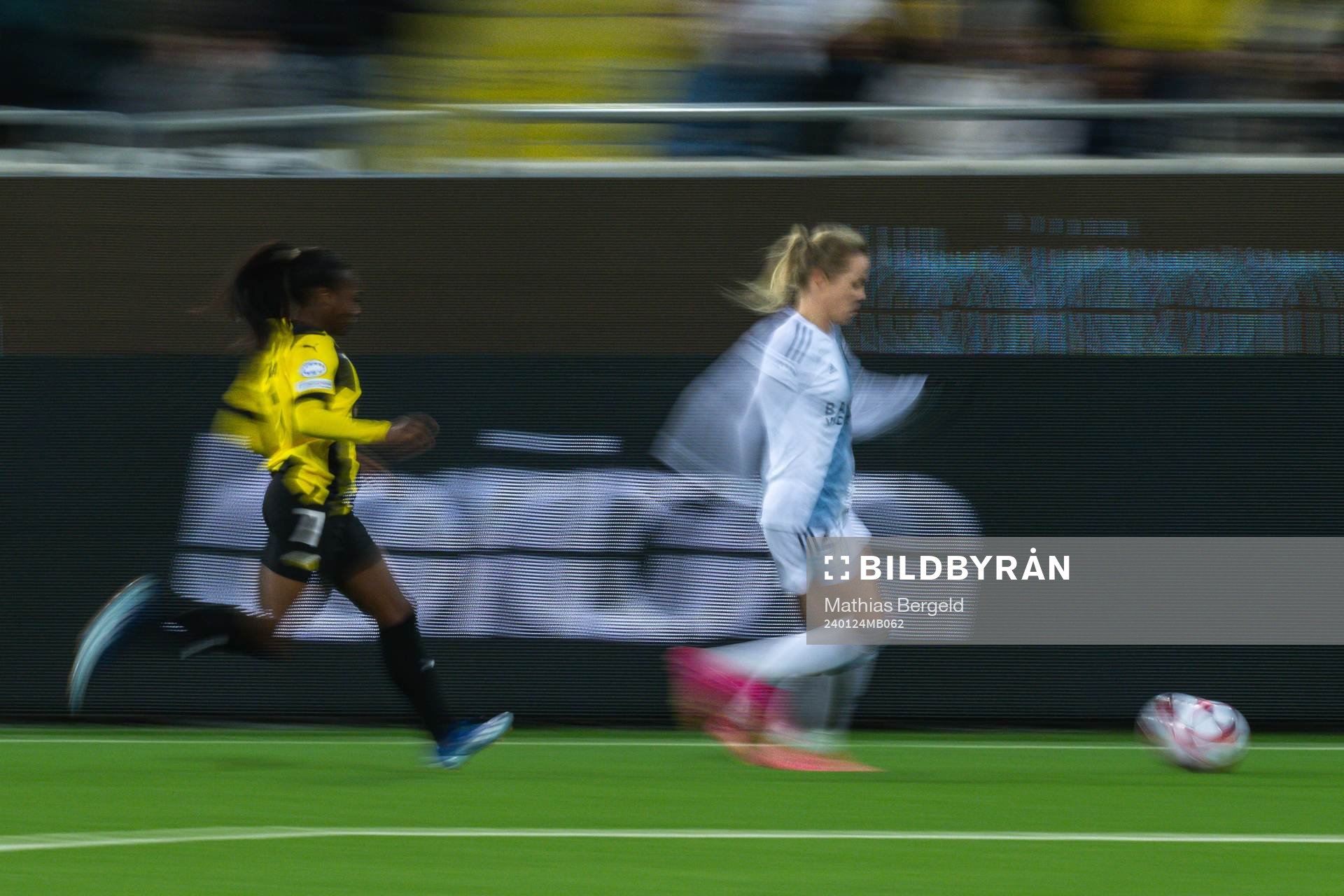 Monica Jusu Bah of Häcken and Julie Soyer of Paris FC