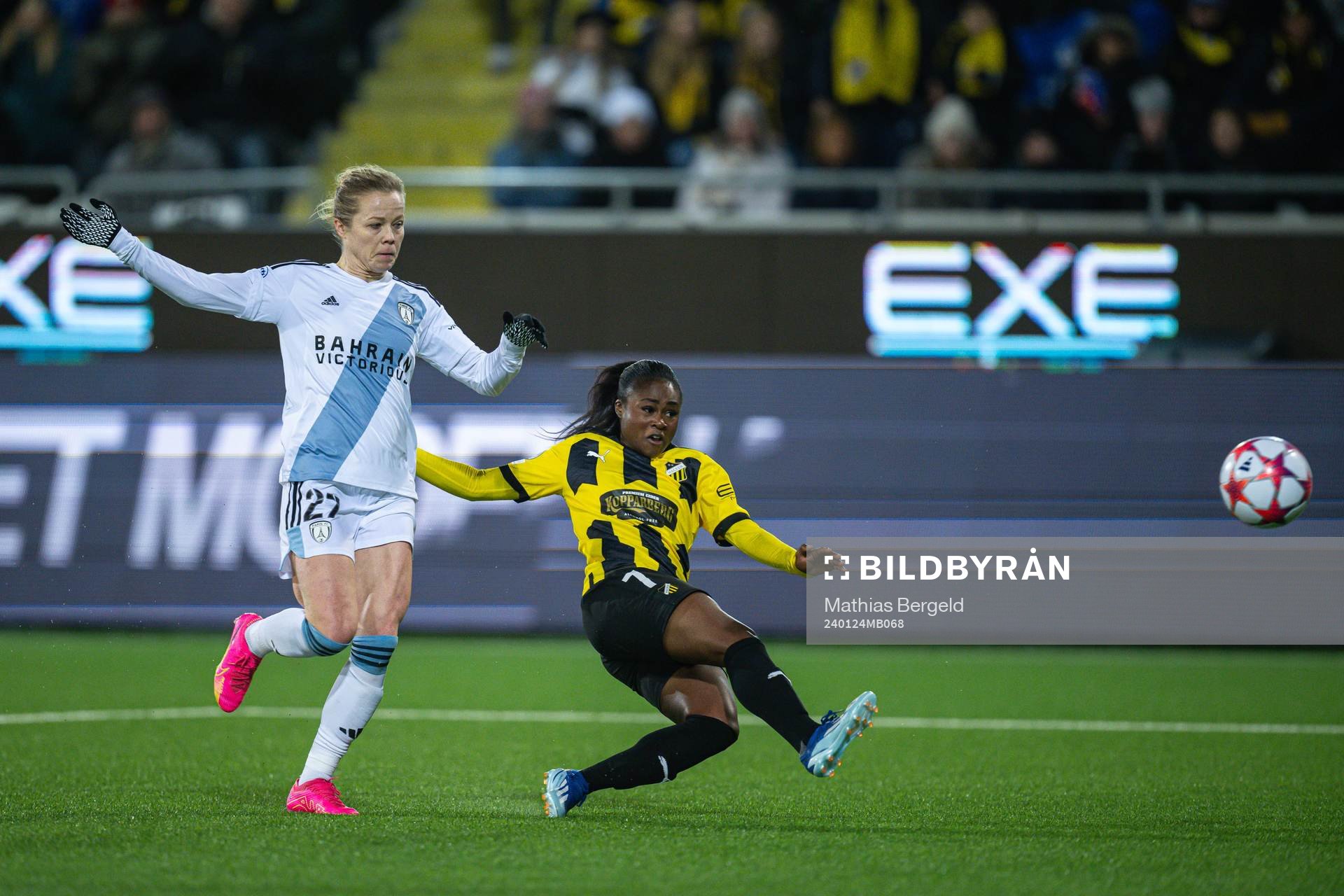 Julie Soyer of Paris FC and Monica Jusu Bah of Häcken
