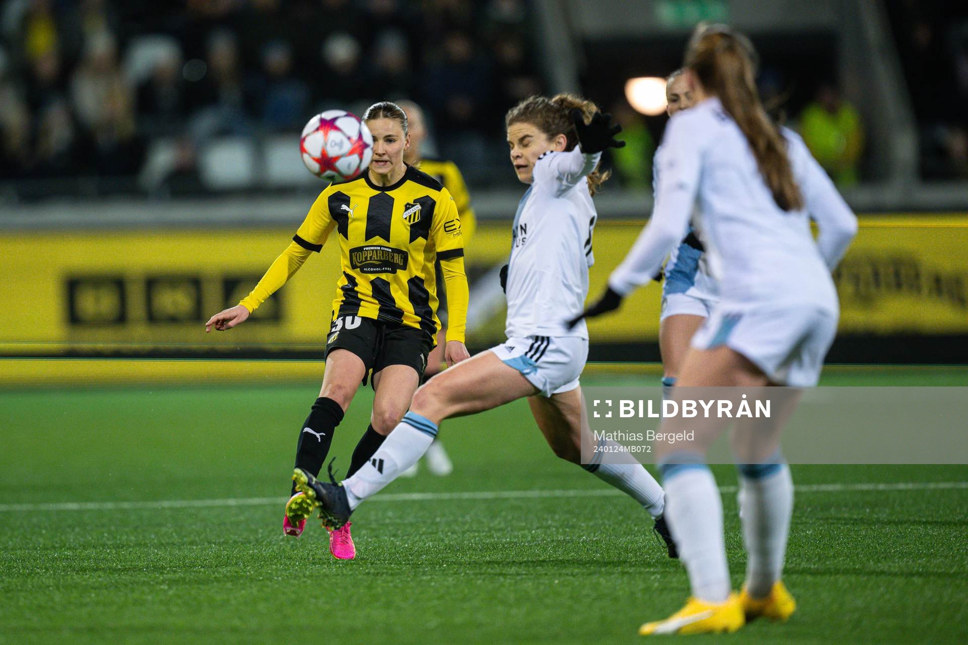 Katariina Kosola of Häcken and Dapnhe Corboz of Paris FC