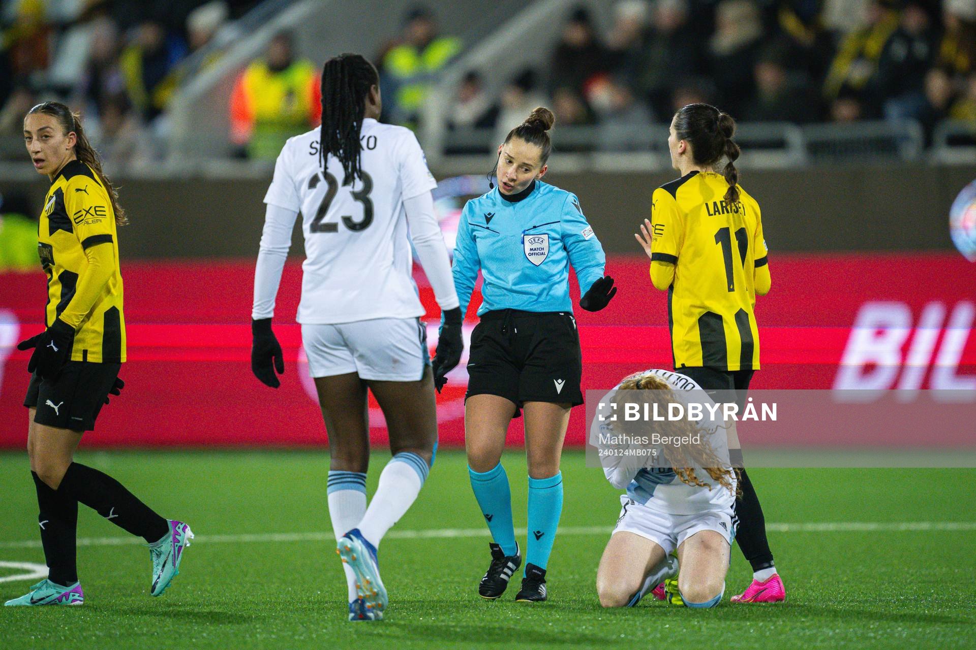 Referee Iuliana Demetrescu, Clarissa Larisey of Häcken and