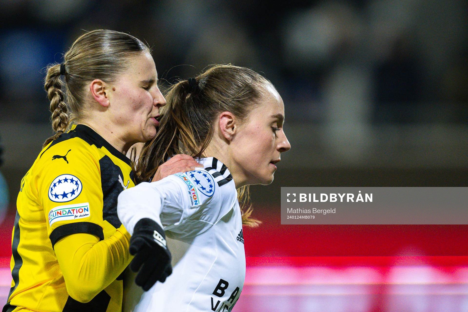 Katariina Kosola of Häcken and Lou Bogaert of Paris FC