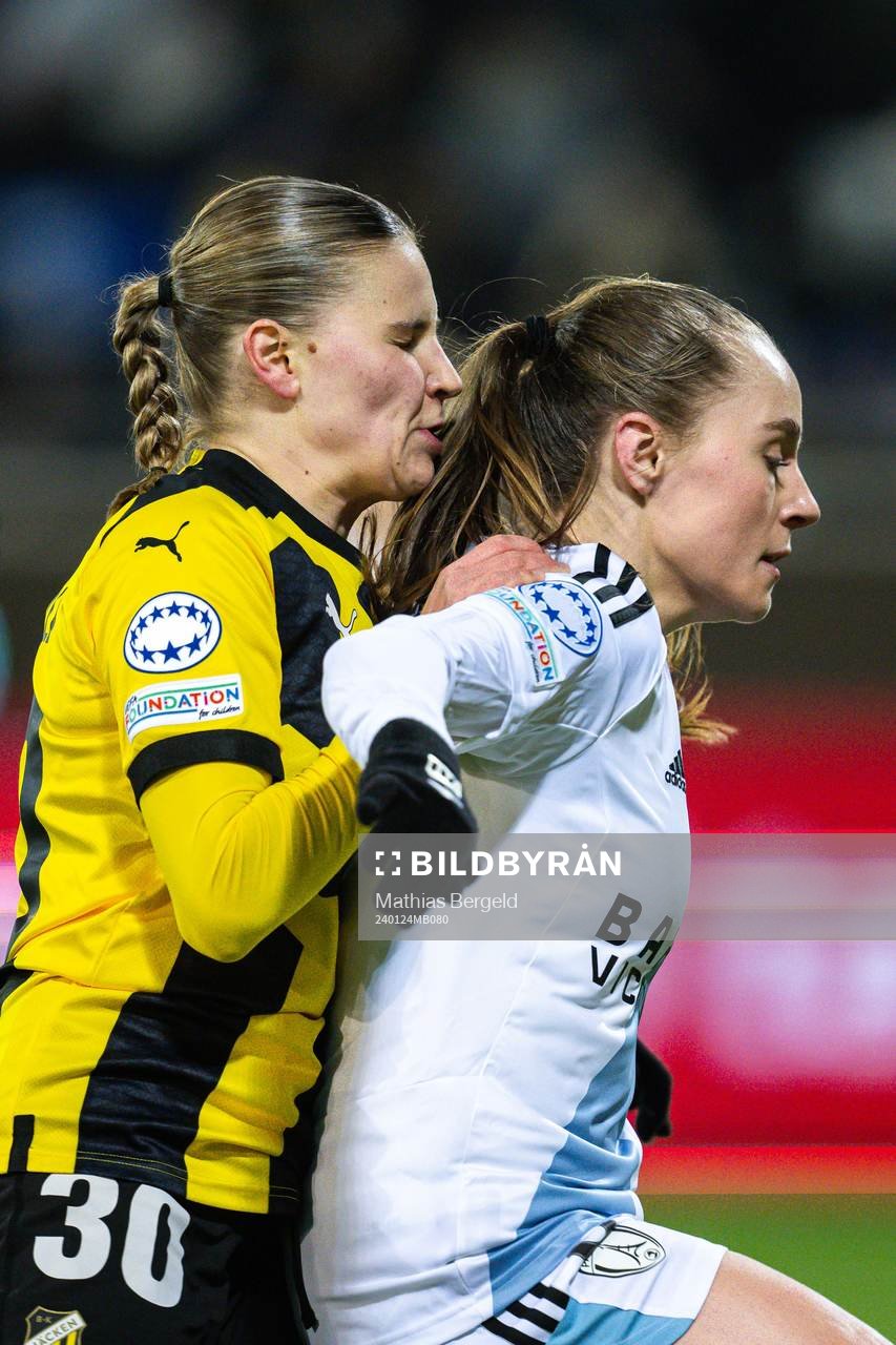 Katariina Kosola of Häcken and Lou Bogaert of Paris FC during the UEFA Women's Champions League football match between Häcken and Paris FC on January 24, 2024 in Gothenburg.