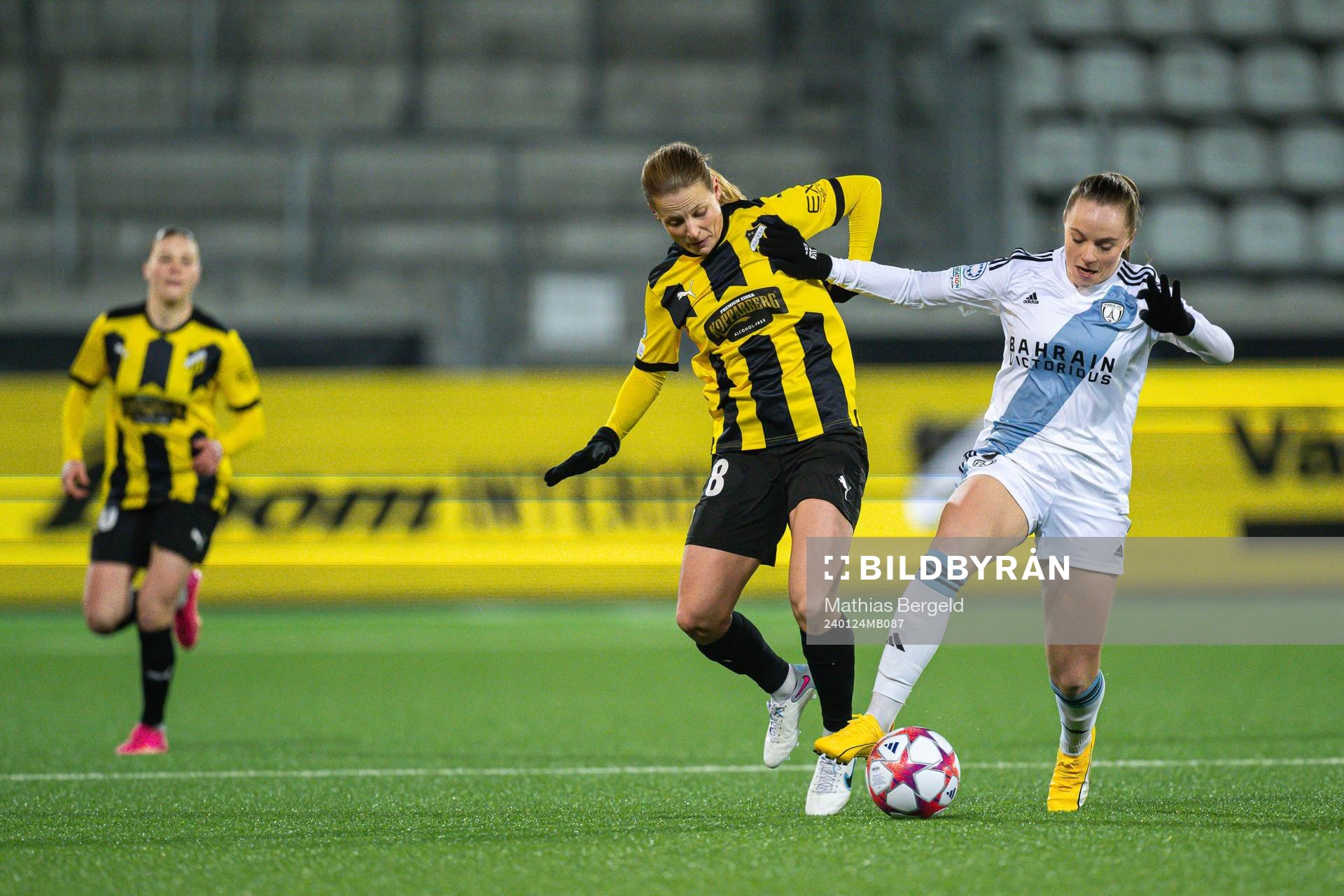 Anna Anvegård of Häcken and Lou Bogaert of Paris FC during the UEFA Women's Champions League football match between Häcken and Paris FC on January 24, 2024 in Gothenburg.