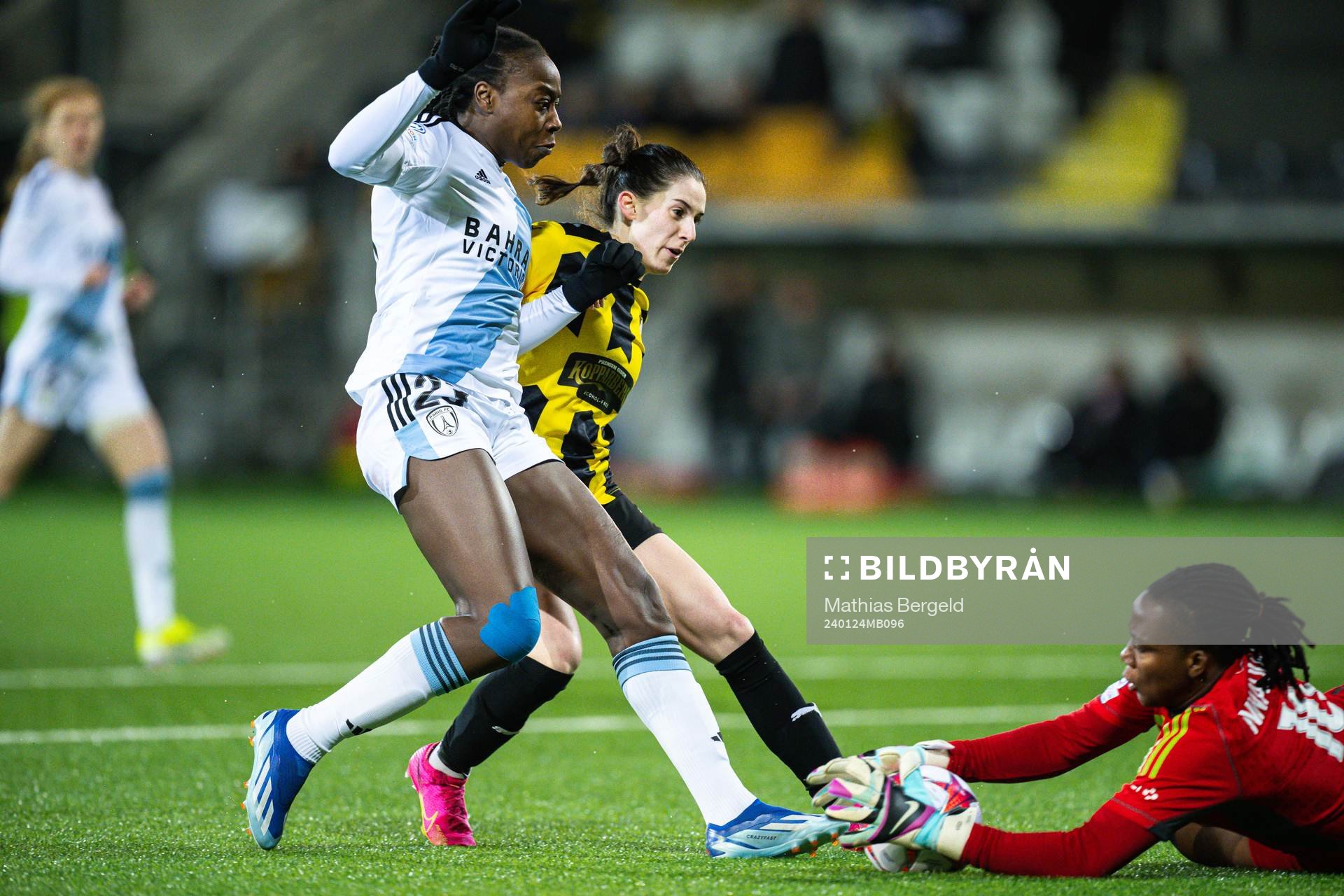 Tennisoun Sissoko and Chiamaka Nnadozie of Paris FC and