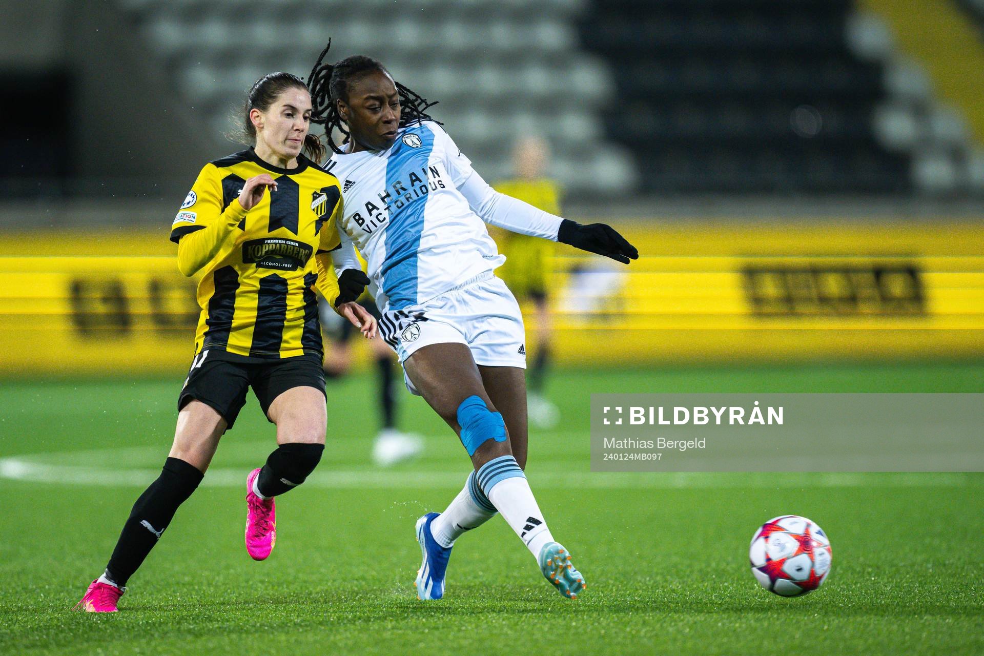 Clarissa Larisey of Häcken and Tennisoun Sissoko of Paris