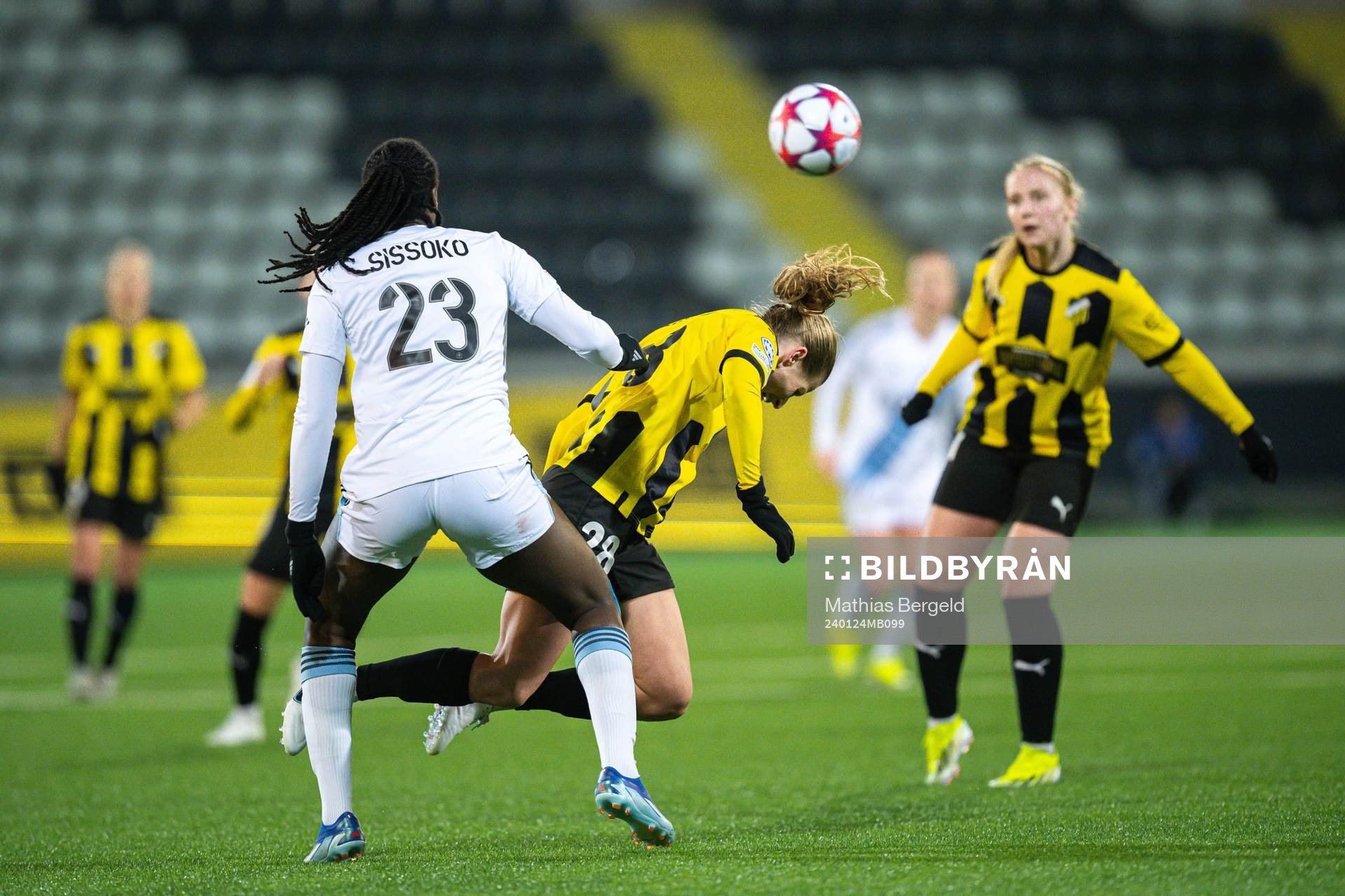 Tennisoun Sissoko of Paris FC and Anna Anvegård of Häcken