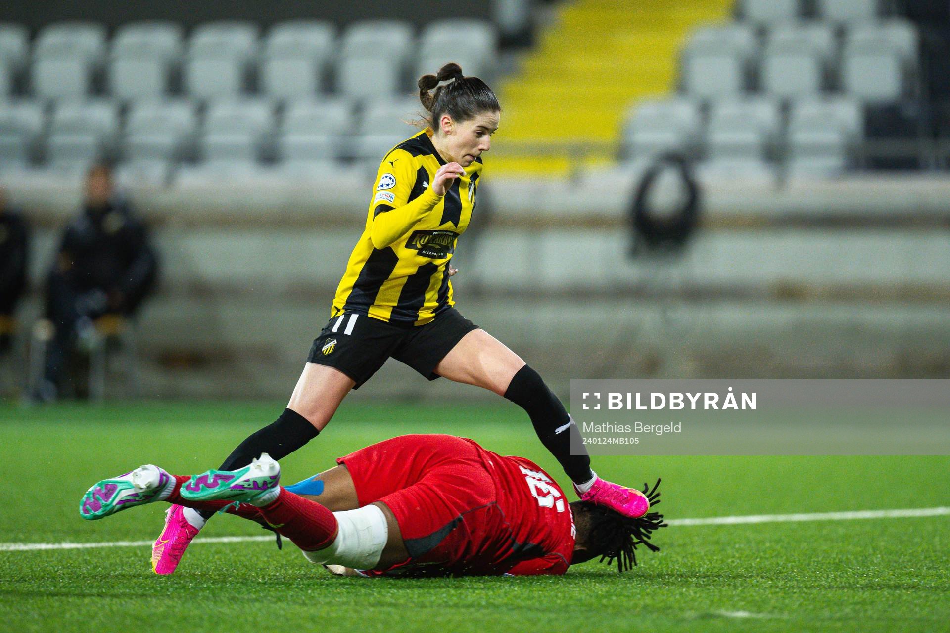 Clarissa Larisey of Häcken and goalkeeper Chiamaka
