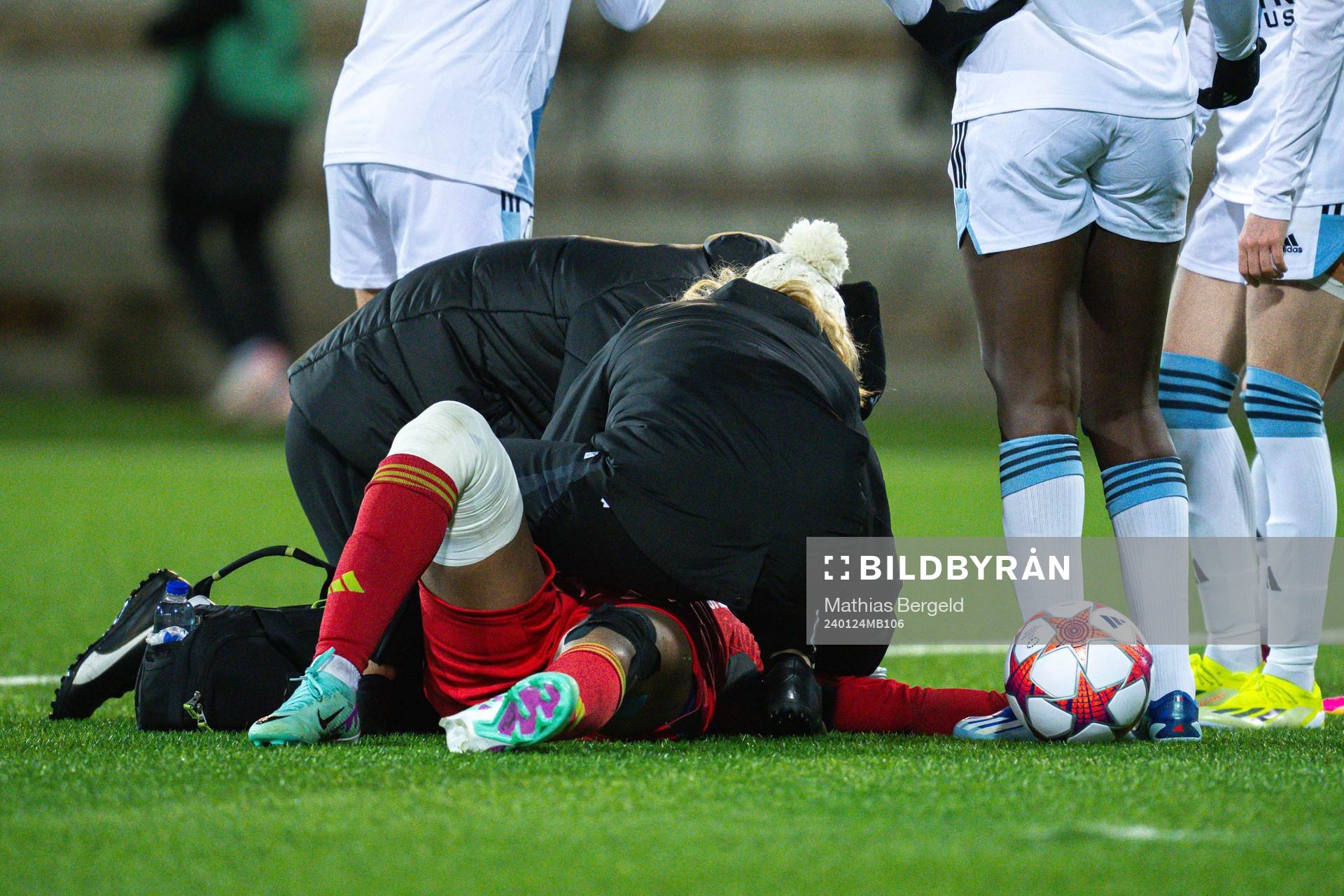 Goalkeeper Chiamaka Nnadozie of Paris FC in pain