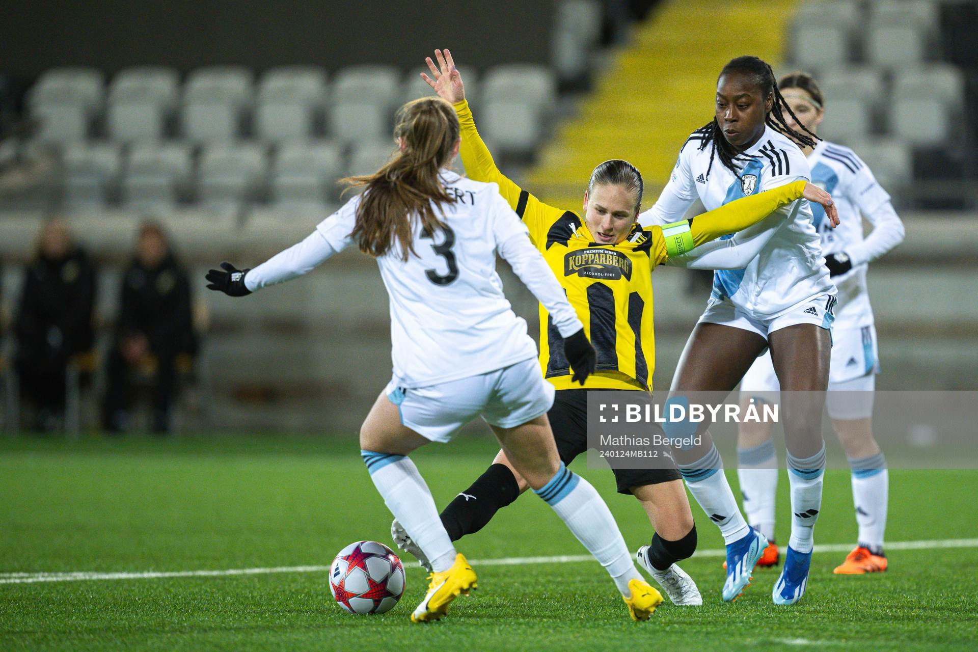 Filippa Curmark of Häcken and Tennisoun Sissoko of Paris FC