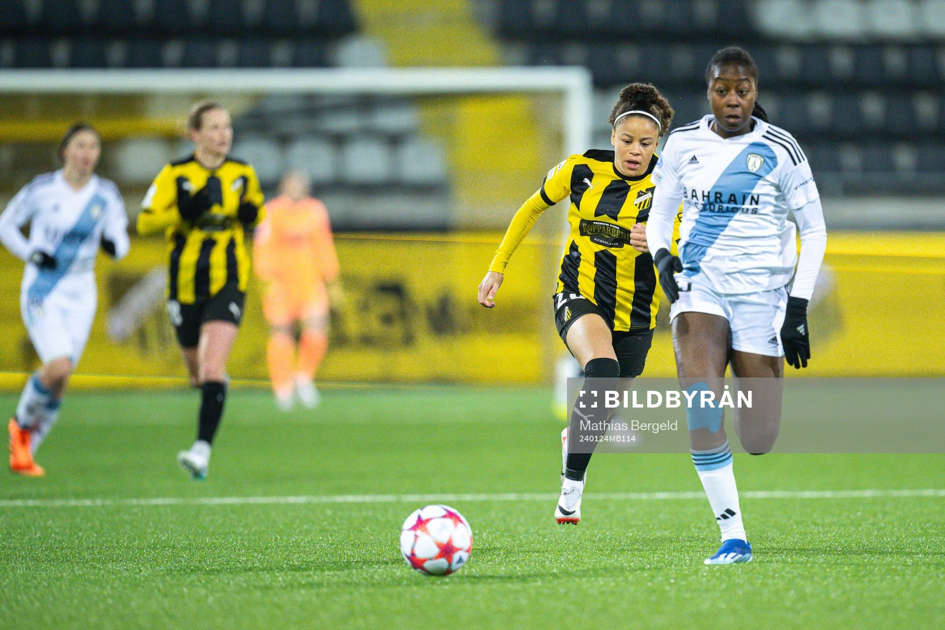 Felicia Schröder of Häcken and Tennisoun Sissoko of Paris