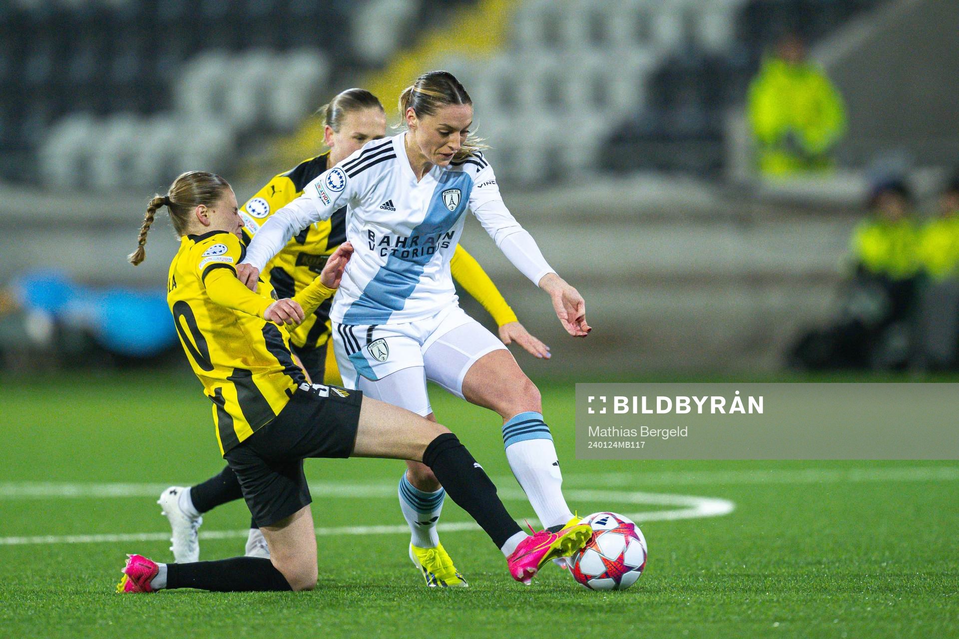 Katariina Kosola of Häcken and Louise Fleury of Paris FC