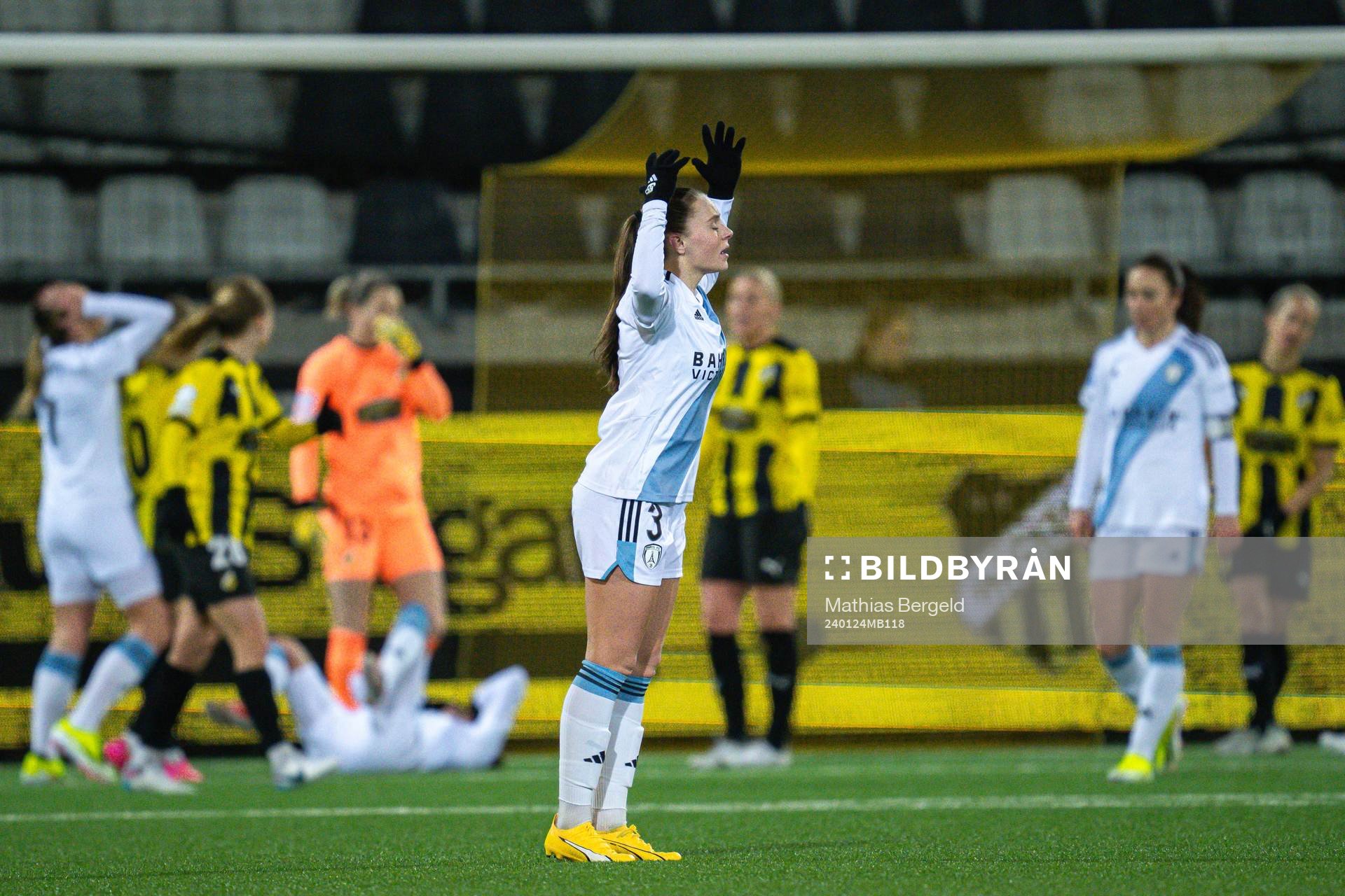 Lou Bogaert of Paris FC reacts