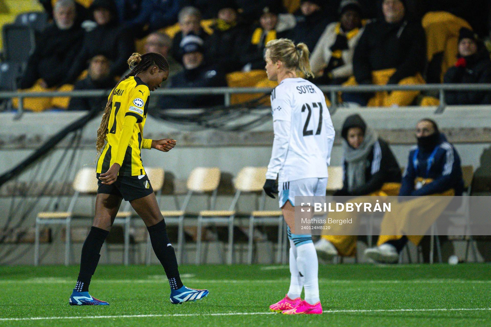 Aisha Masaka of Häcken leave the pitch