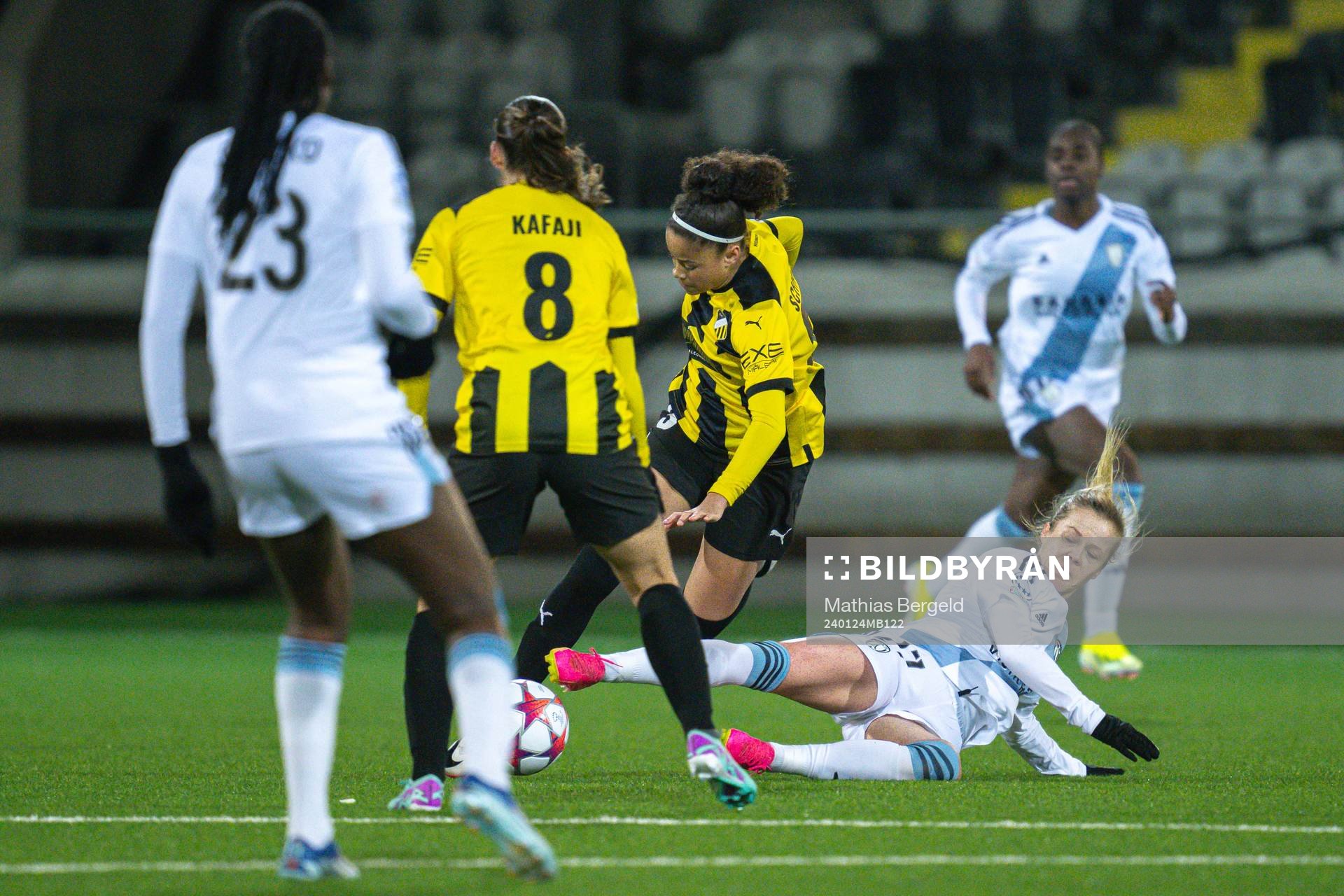 Felicia Schröder of Häcken and Julie Soyer of Paris FC