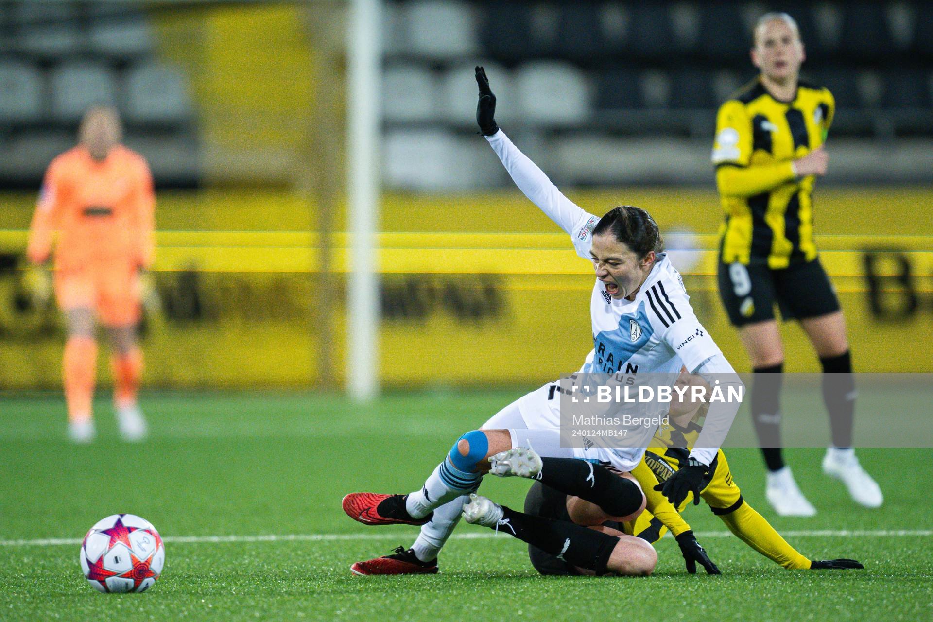 Kessaya Bussy of Paris FC and Josefine Rybrink of Häcken