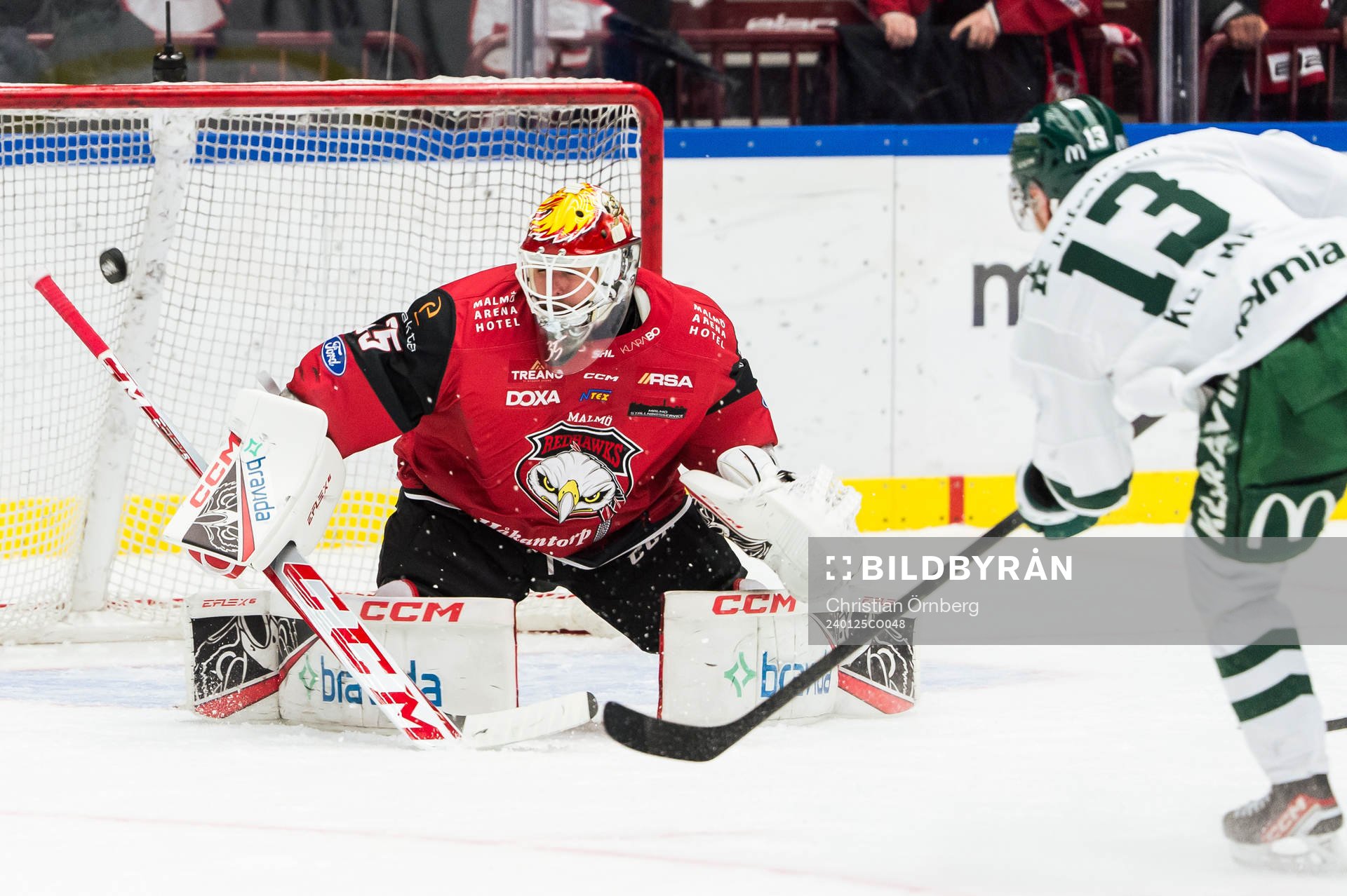 Färjestads Joel Kellman och Malmö Redhawks målvakt Adam