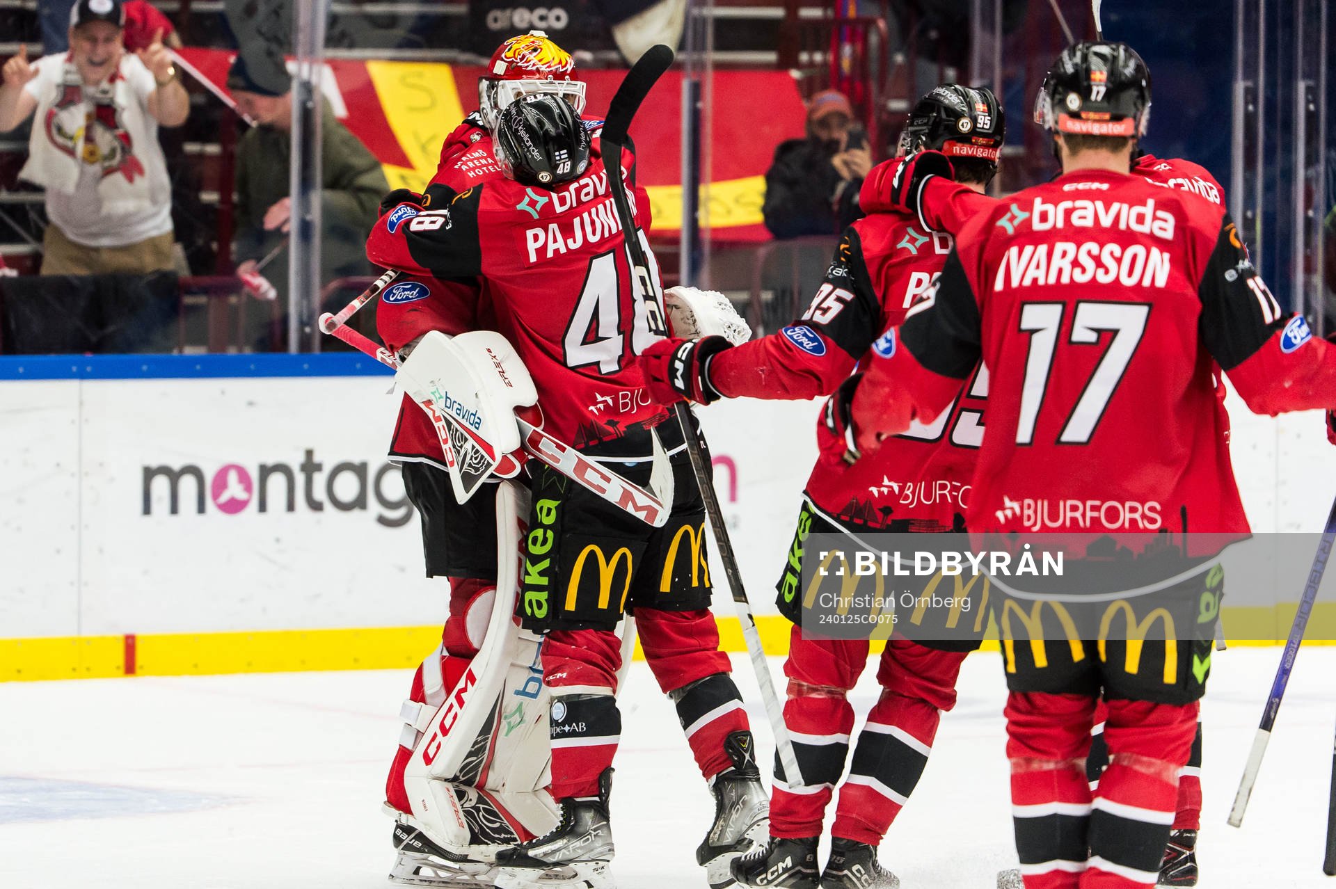 Malmö Redhawks målvakt Adam Werner och Lauri Pajuniemi