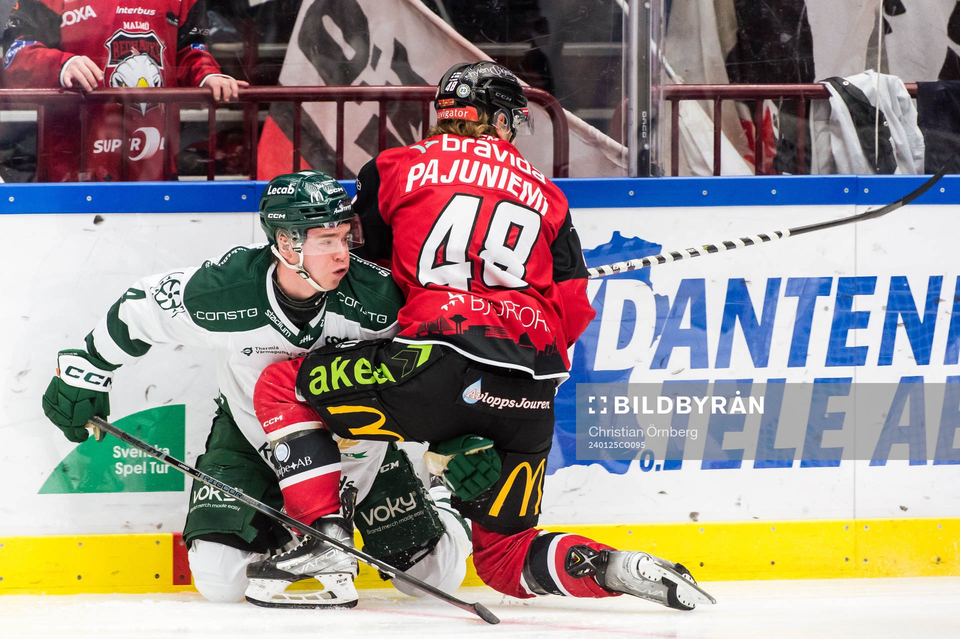 Färjestads Oscar Lawner och Malmö Redhawks Lauri Pajuniemi