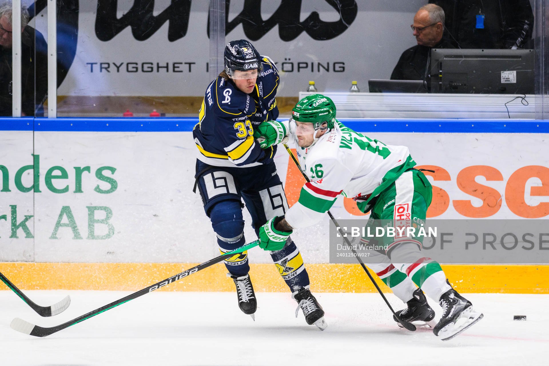 HV71s Måns Lindbäck  och Rögles Valtteri Viljanen