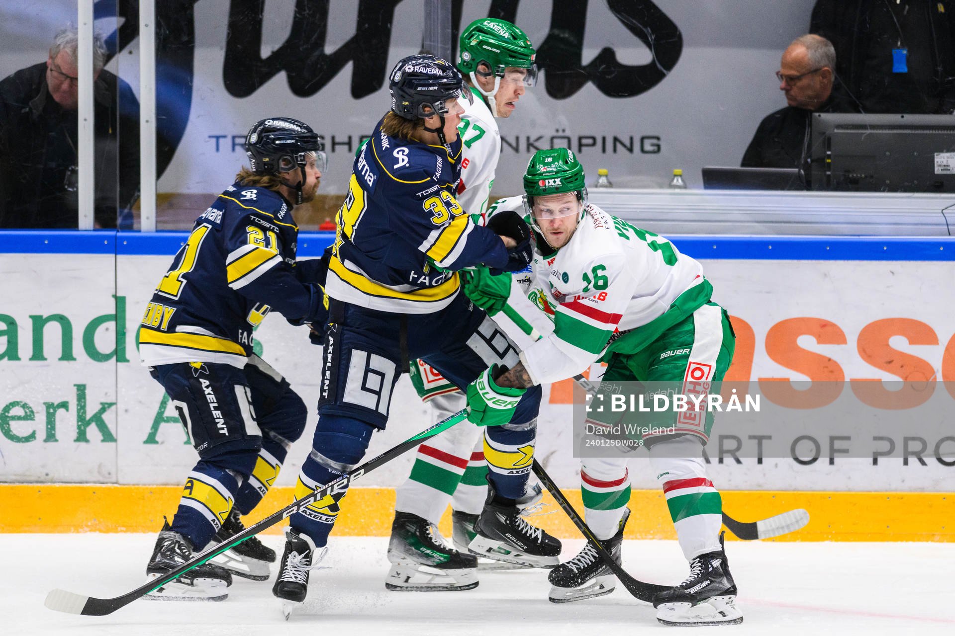 HV71s Måns Lindbäck  och Rögles Valtteri Viljanen