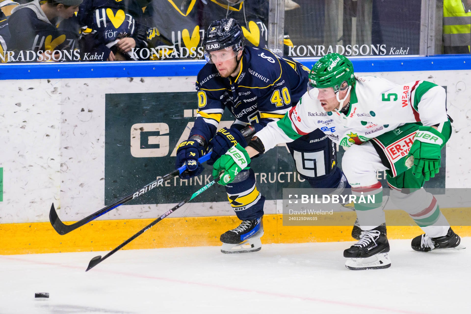 HV71s Oskar Stål-Lyrenäs och Rögles Ludvig Claesson