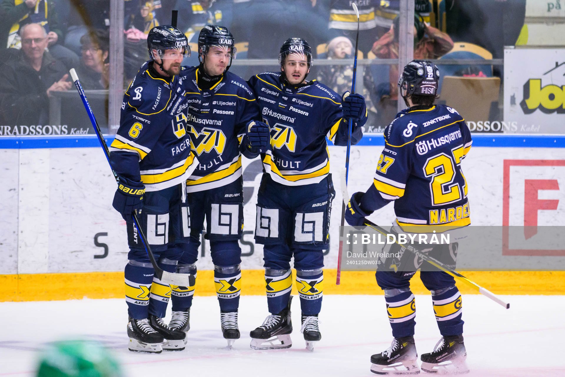 HV71s Nicholas Shore jublar