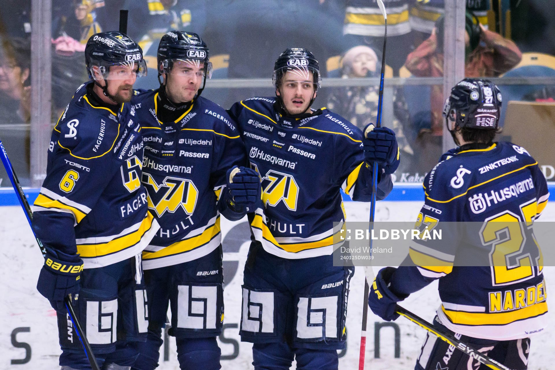 HV71s Nicholas Shore jublar