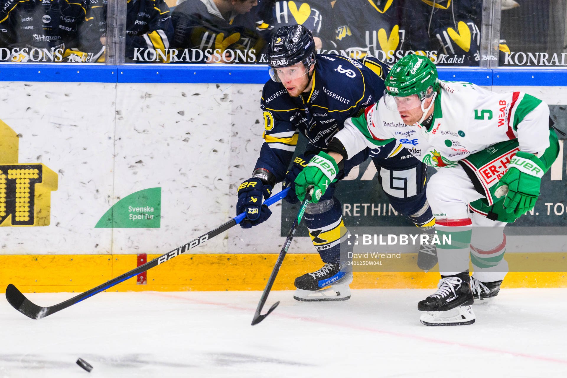 HV71s Oskar Stål-Lyrenäs  och Rögles Ludvig Claesson