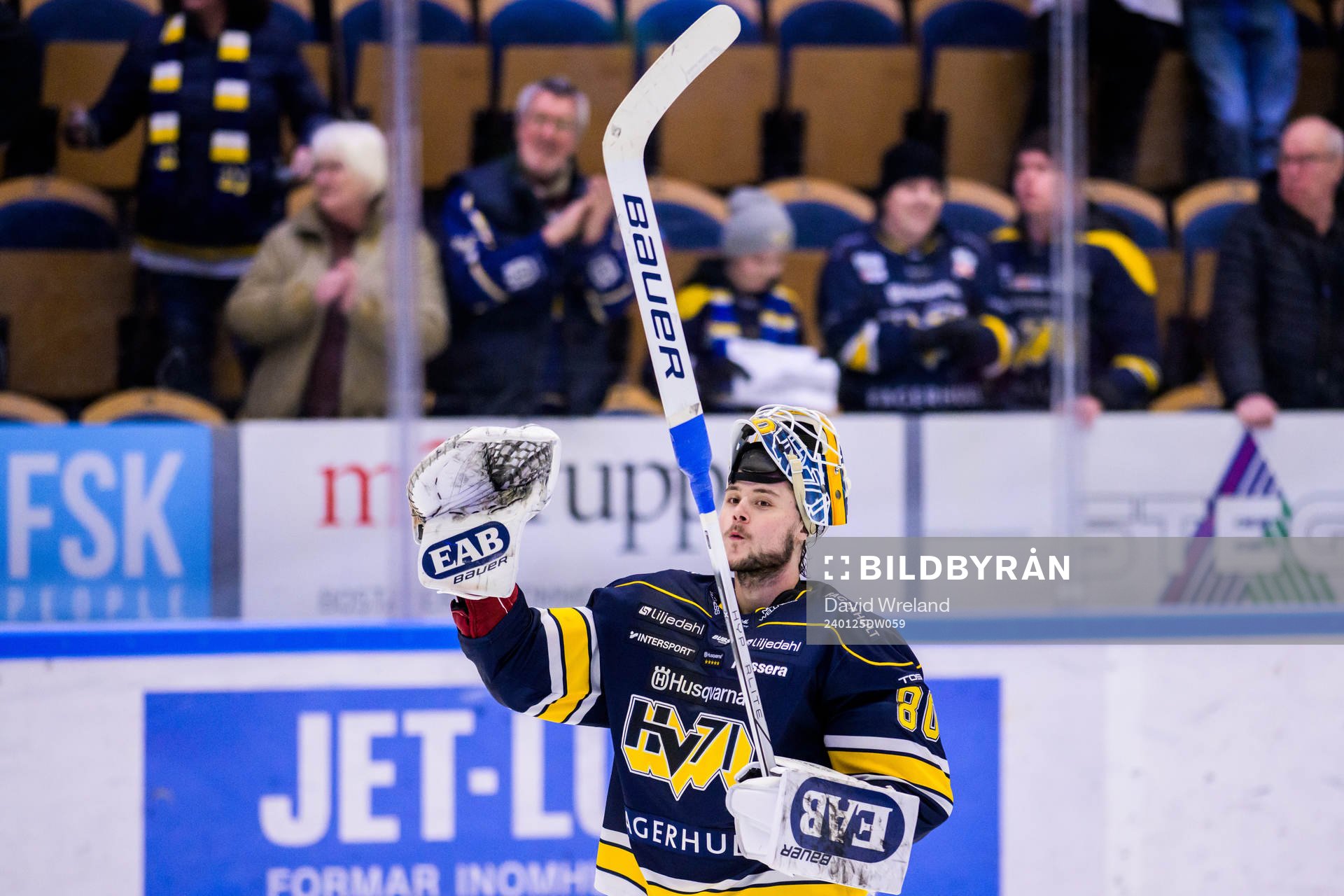 HV71s målvakt Frederik Dichow jublar