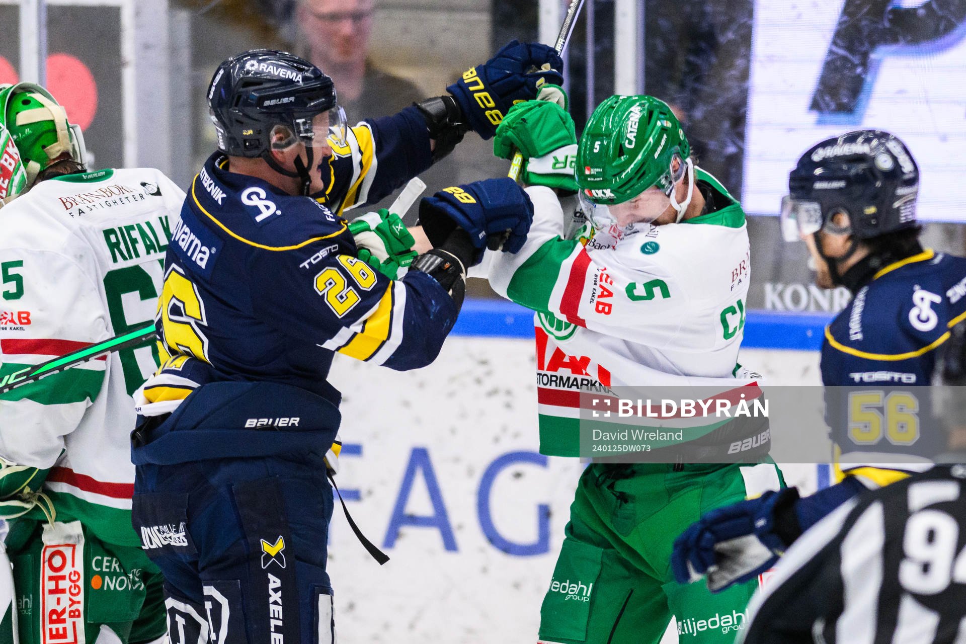 HV71s Tommi Tikka och Rögles Ludvig Claesson