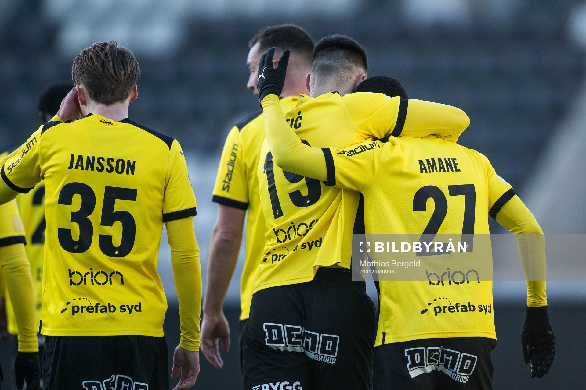 Häckens Srdjan Hrstic och Akoua Romeo Amane jublar
